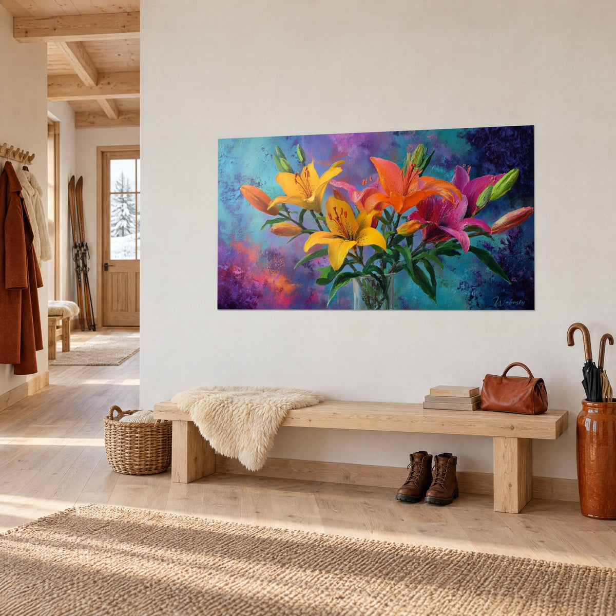 Tableau bouquet de lis magenta et safran dans un vase transparent, fond bleu texturé, face à un banc en bois clair du chalet
