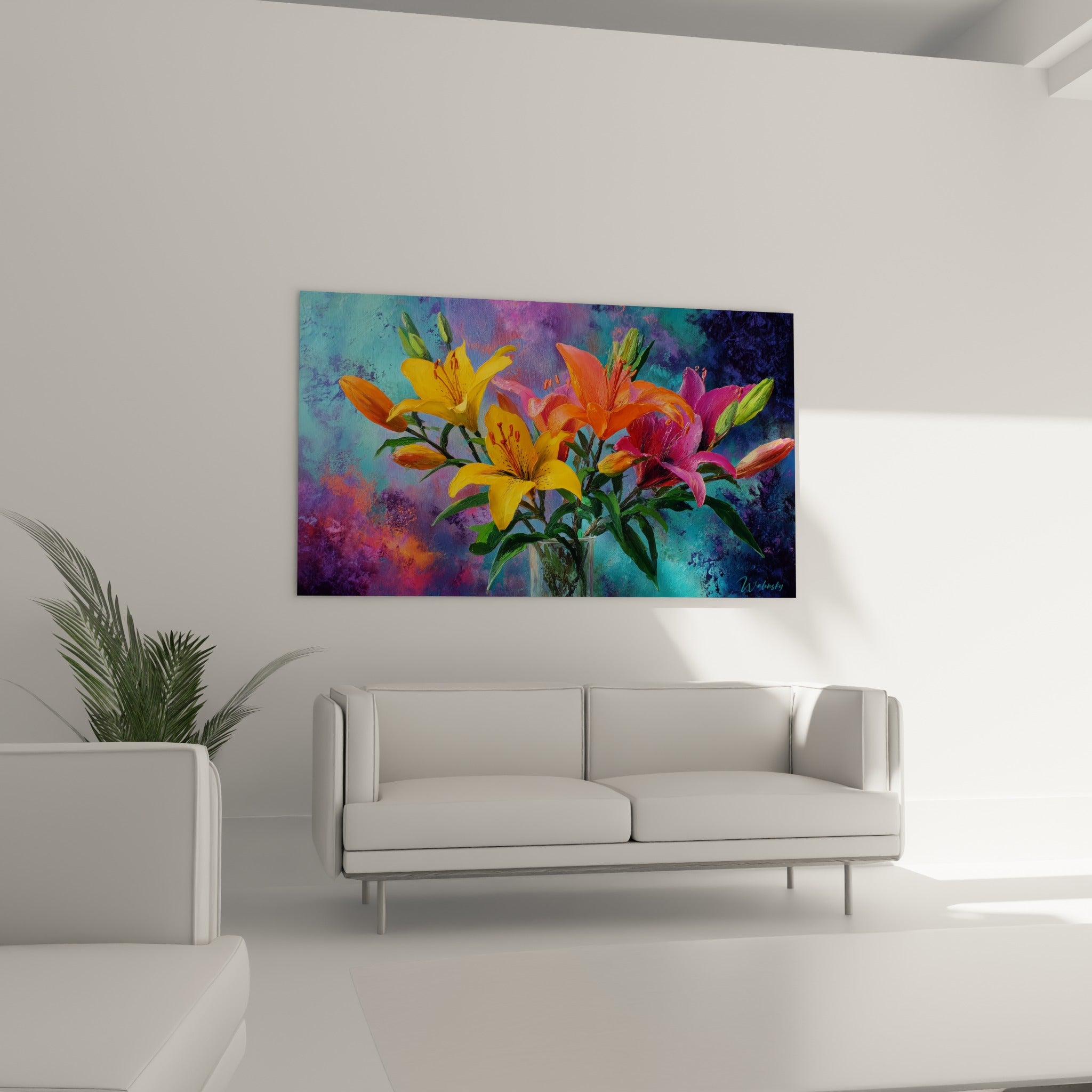 Fleurs de lys orange et violet dans un vase en verre, suspendues au-dessus d'un canapé dans un salon lumineux