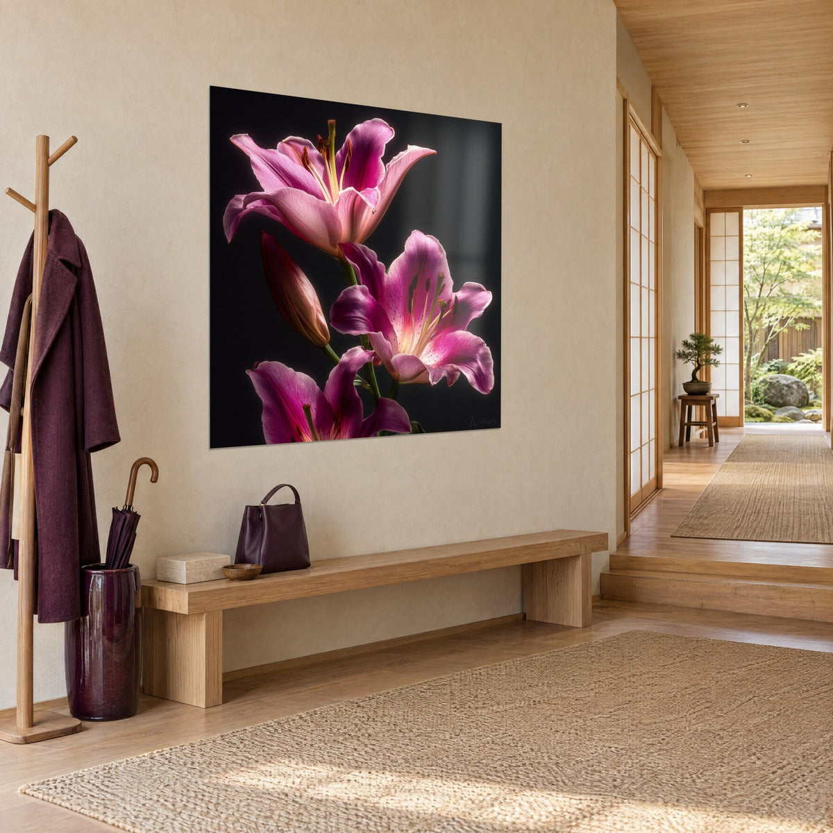 Gemälde Lilienstrauß in Fuchsia und zartem Rosa, geschlossene Knospe, gelbe Staubgefäße, aufgehängt in einem japandi Eingang aus hellem Holz