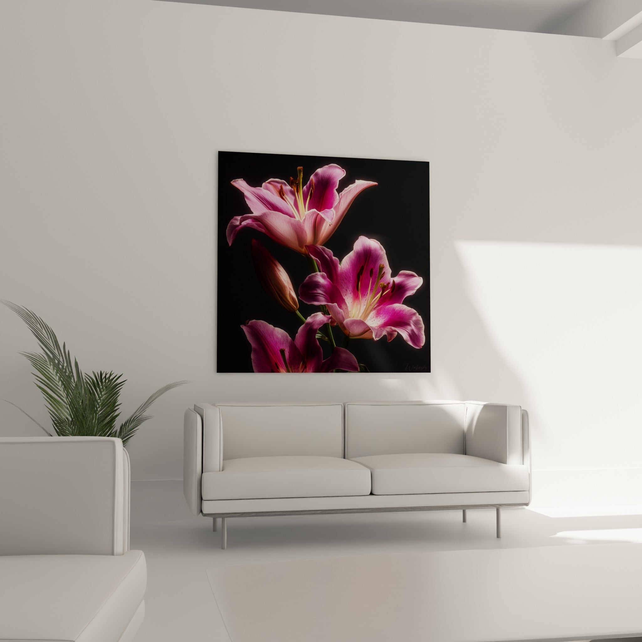Corolles de lys pourpre et rose pâle épanouies au-dessus d'un canapé dans un salon lumineux