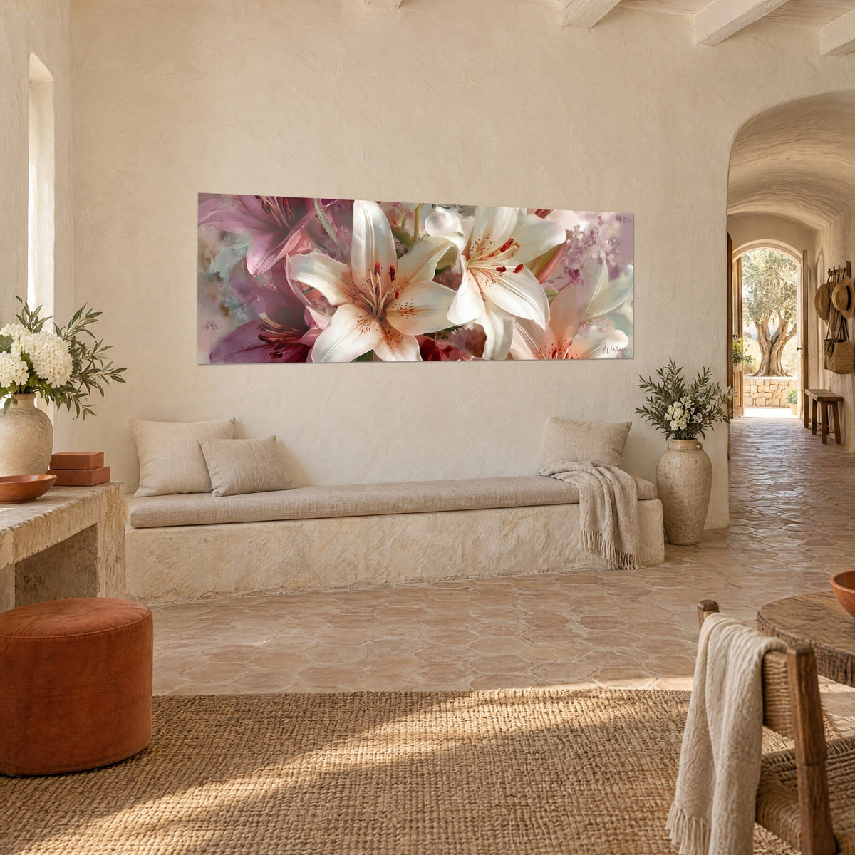 Quadro bouquet di gigli avorio e rosa cipria, petali vellutati con pistilli screziati, su un muro di calce accanto a un arco in pietra