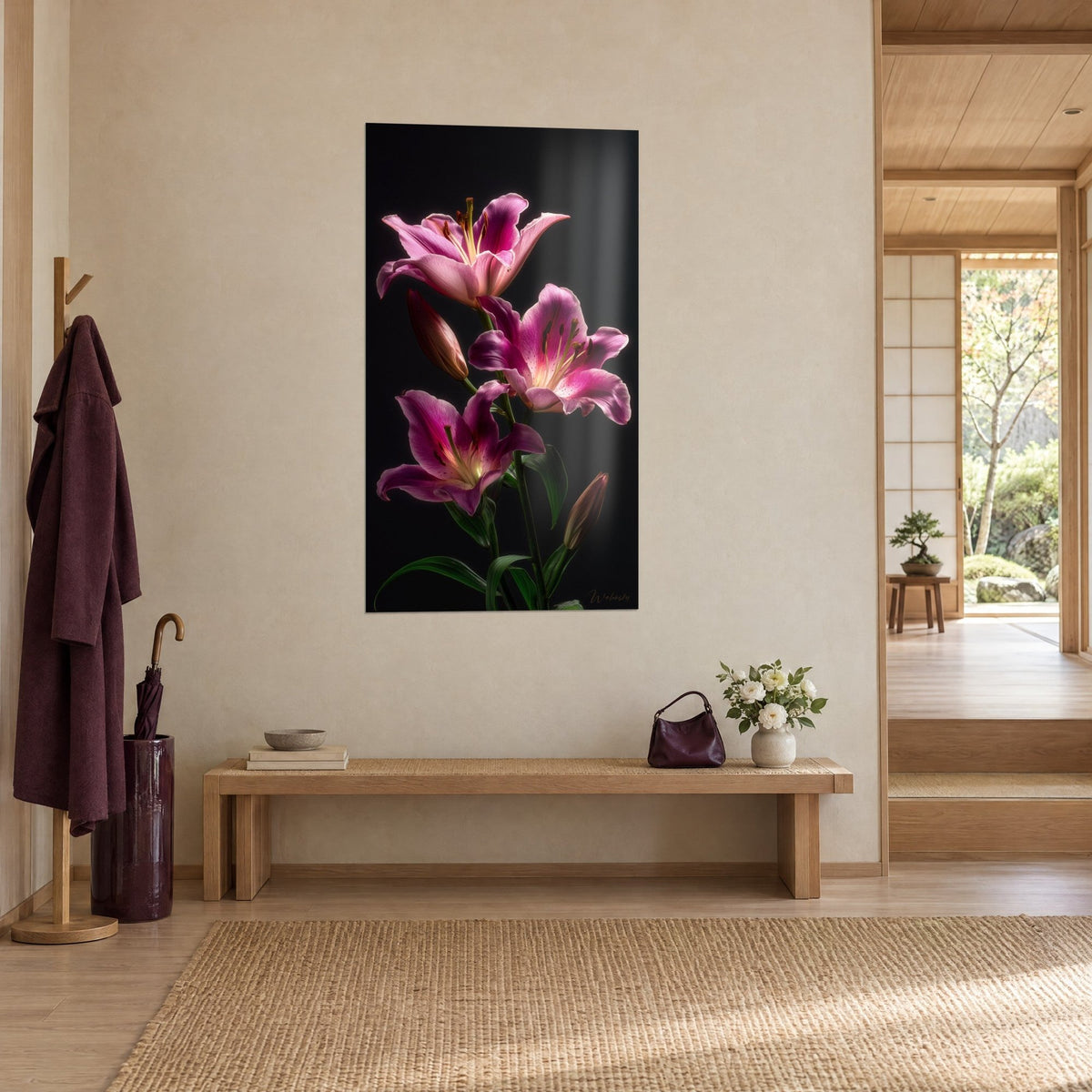 Tableau trois fleurs de lis roses aux pétales ourlés et boutons fermés sur fond noir, banc en bois clair, tapis tressé, entrée