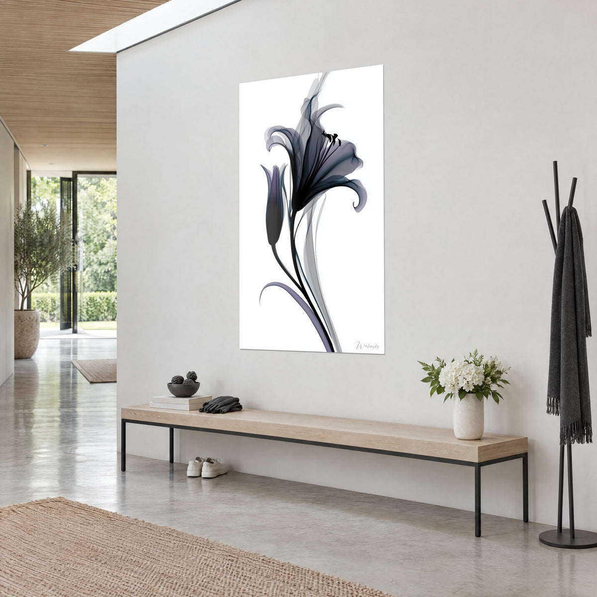 Quadro fiore nero diafano dagli stami scuri, stelo slanciato, toni viola e grigi, parete chiara di una casa d'architetto