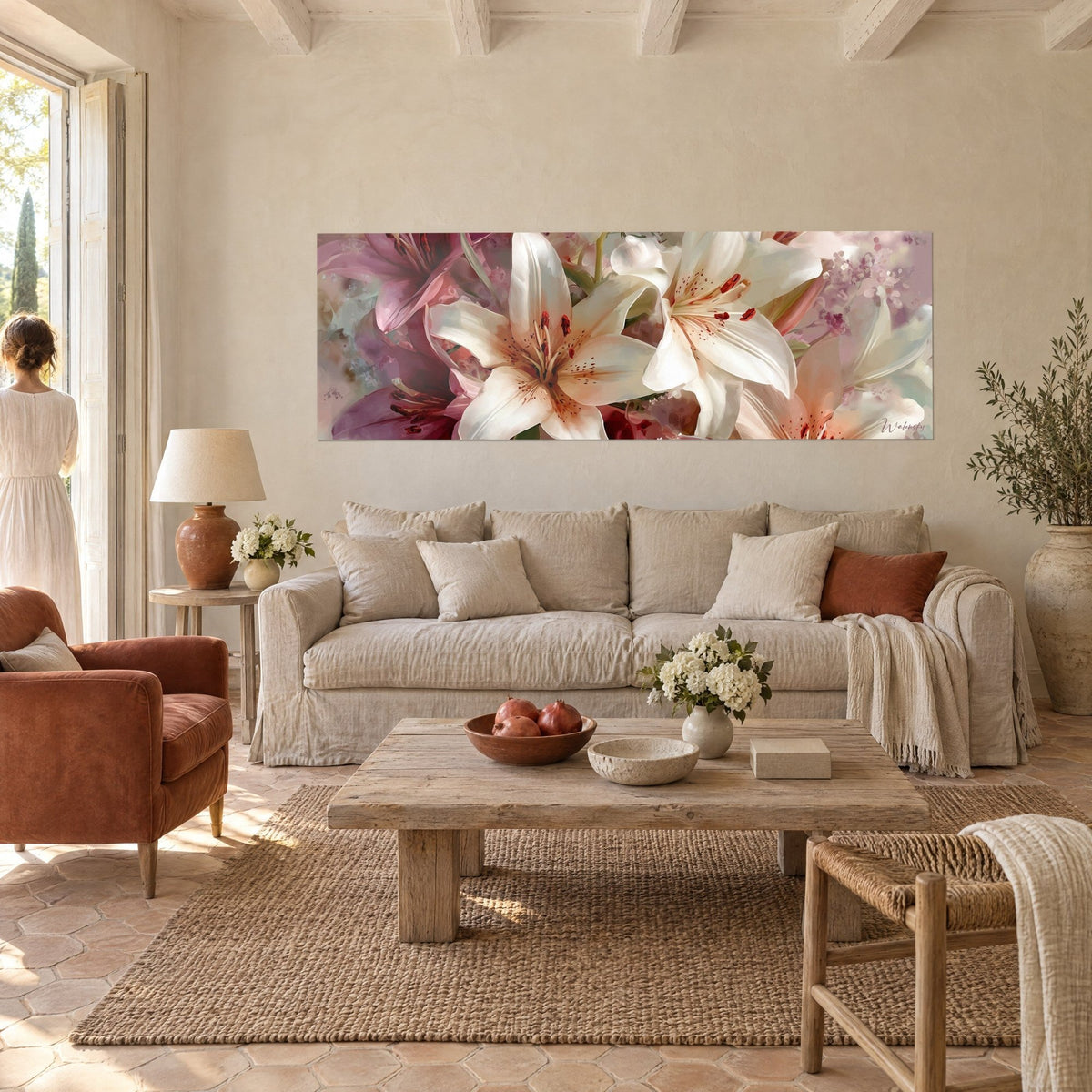 Quadro gigli bianchi e malva con stami rossi, bouquet pastello sfumato, donna di spalle, sopra un divano in un soggiorno luminoso