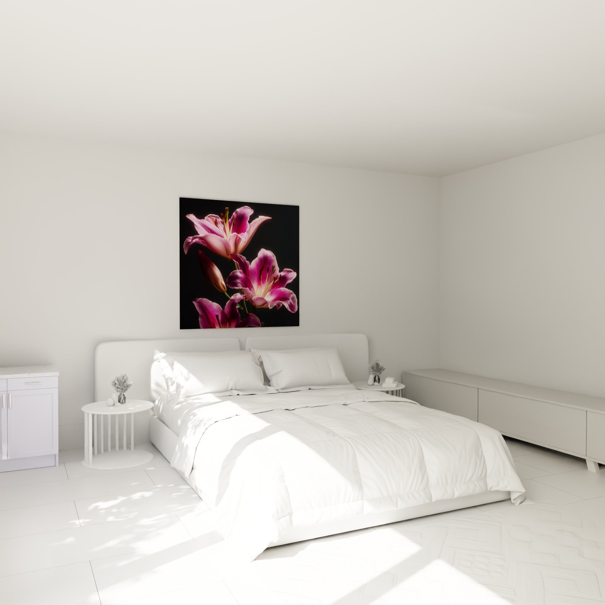 Fleurs de lys rose vif et vert tige déployées au-dessus d'un lit dans une chambre claire