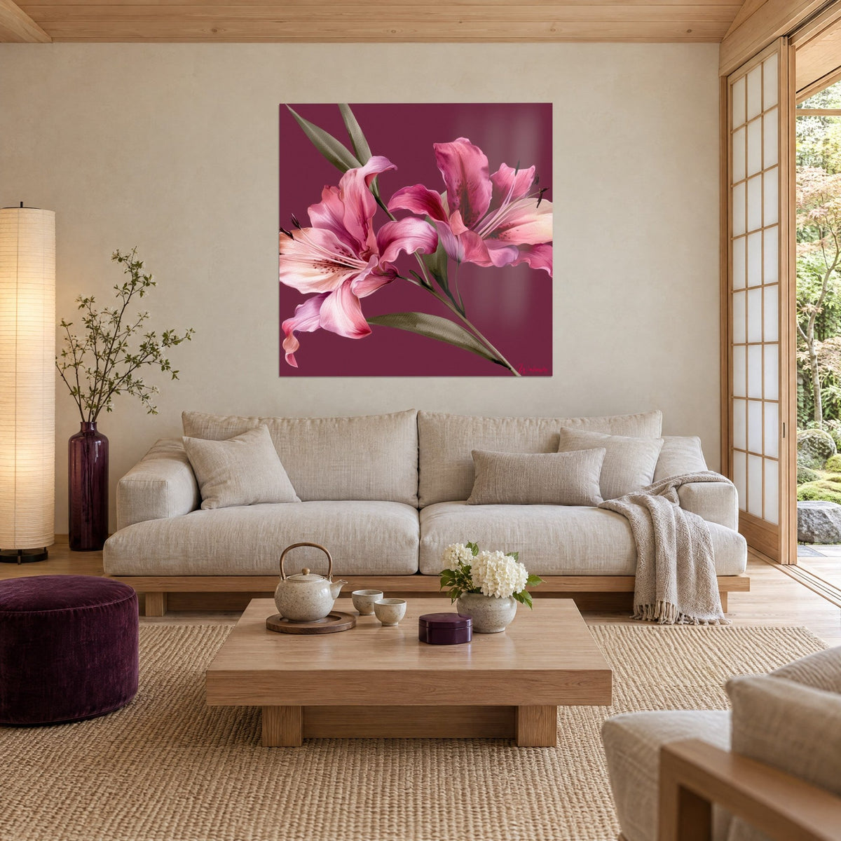 Tableau lys roses épanouis sur fond bordeaux, pétales ondulés et étamines sombres, au-dessus d'un canapé dans un salon lumineux