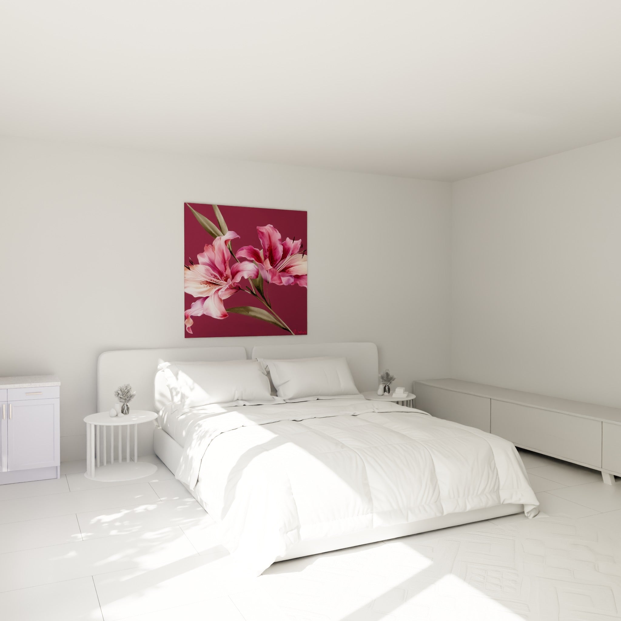 Fleurs de lys rose et magenta sur fond bordeaux, accrochées au-dessus d'un lit dans une chambre claire