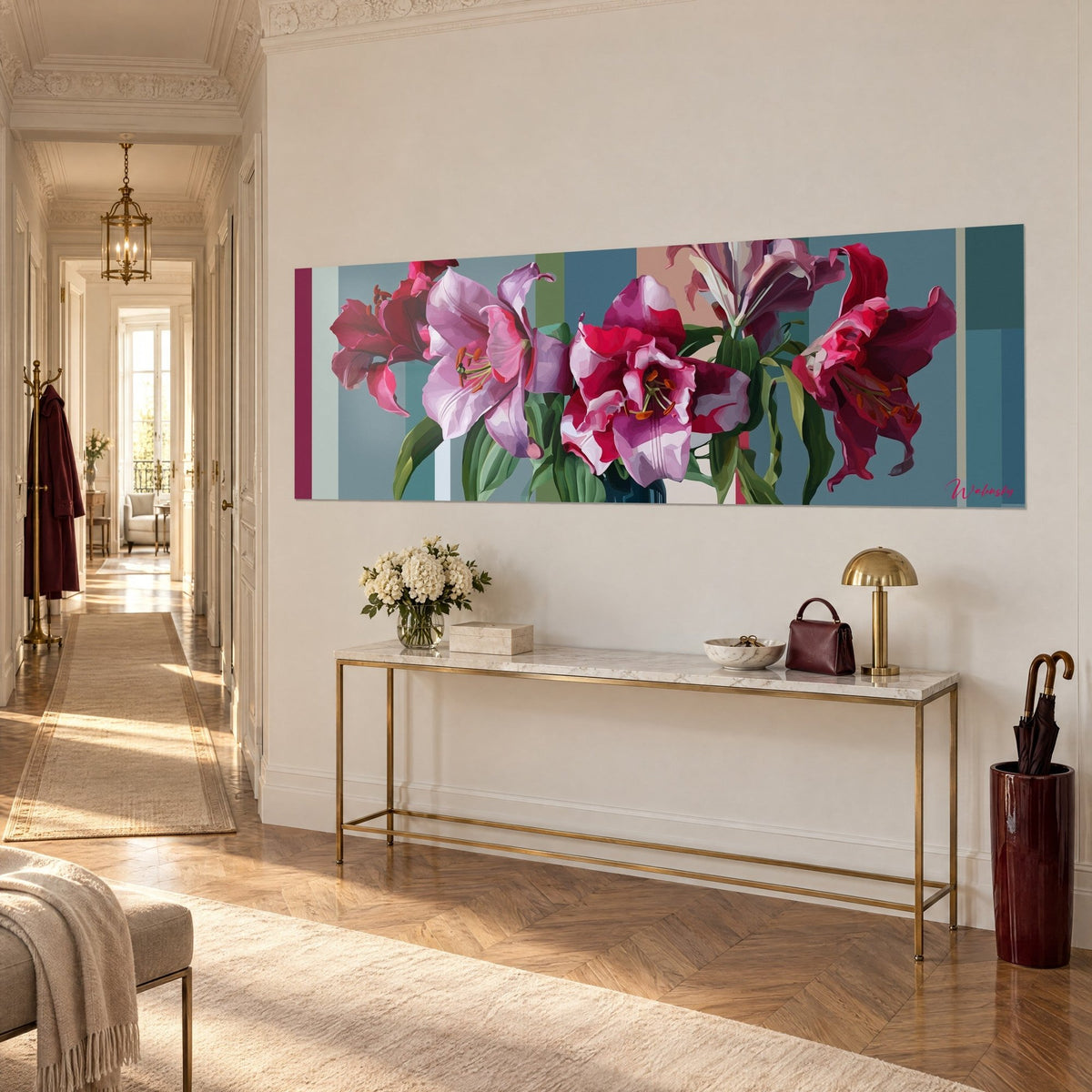 Tableau bouquet de lis fuchsia aux étamines orangées, fond de bandes bleu pétrole et vert sauge, console dorée au premier plan
