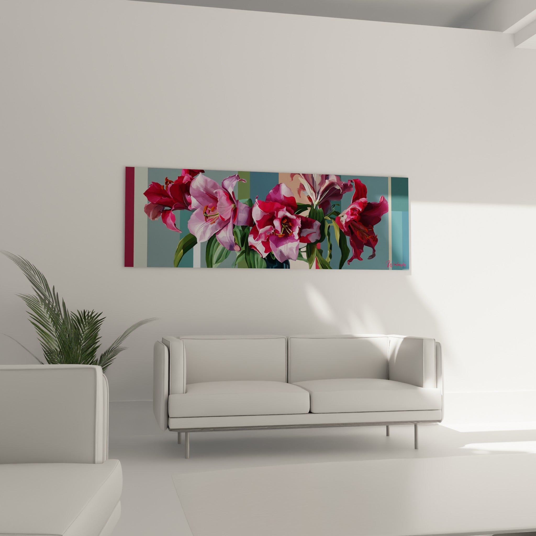Fleurs de lys rose pâle et cramoisi sur fond bleuté structuré, au-dessus d'un canapé dans un salon lumineux