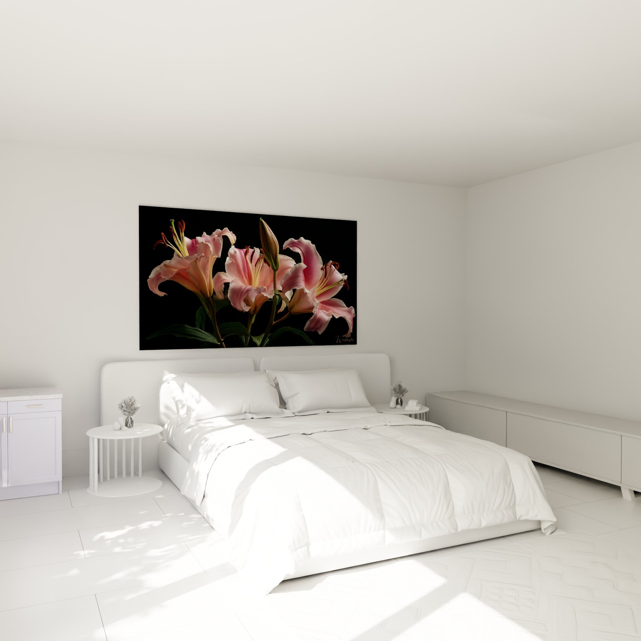 Fleurs de lys rose et blanc nacré déployées au-dessus d'un lit dans une chambre claire