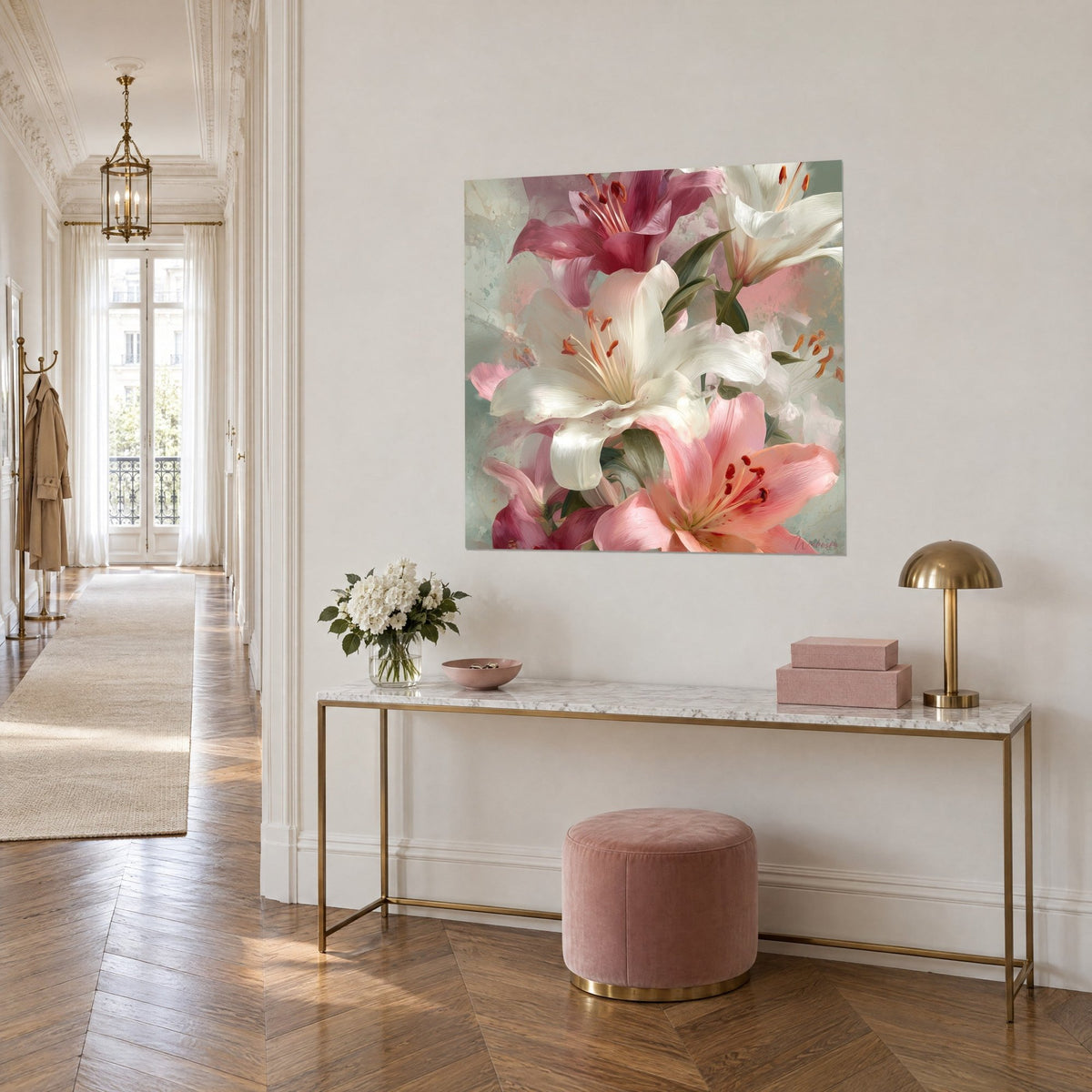 Tableau fleurs de lys ivoire et fuchsia, étamines safran, feuilles vert olive, sur une console dorée dans un couloir haussmannien