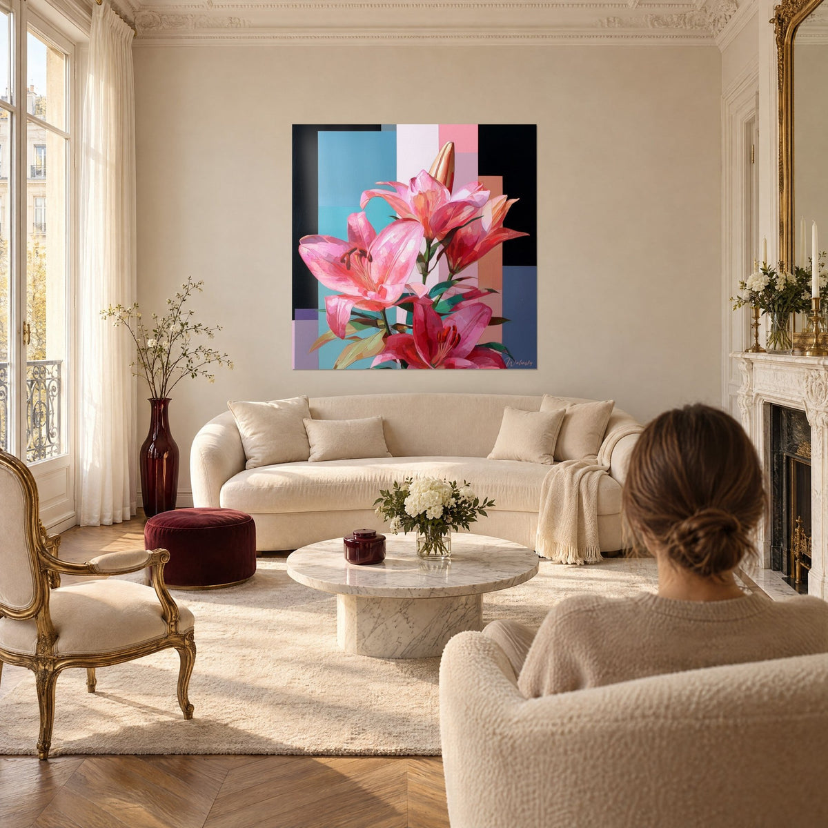 Tableau lys roses épanouis sur bandes bleu turquoise et noires, au-dessus d'un canapé dans un salon lumineux