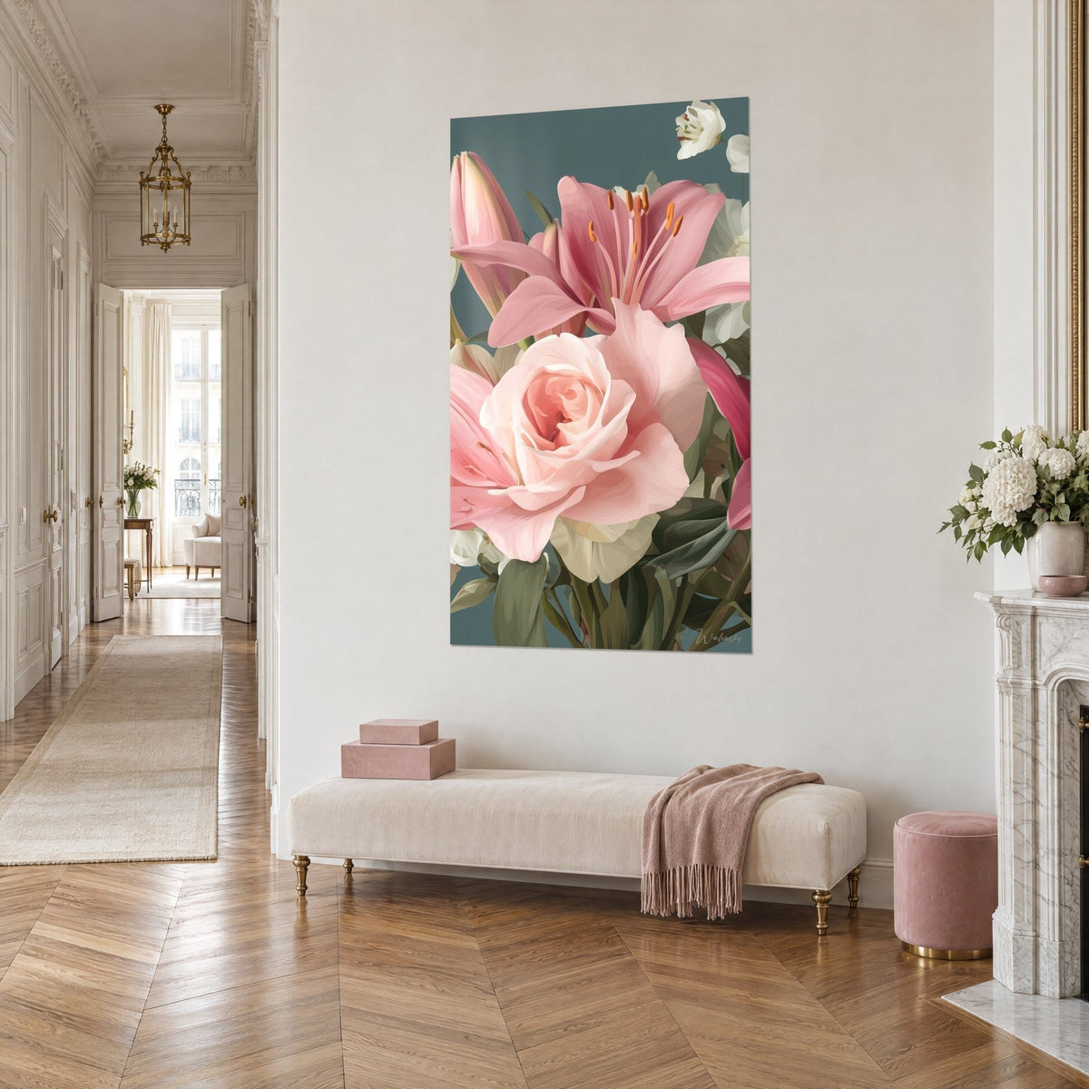 Tableau bouquet de fleurs roses et blanches, feuillage vert sauge et fond bleu ardoise, vu de trois-quarts dans un couloir haussmannien