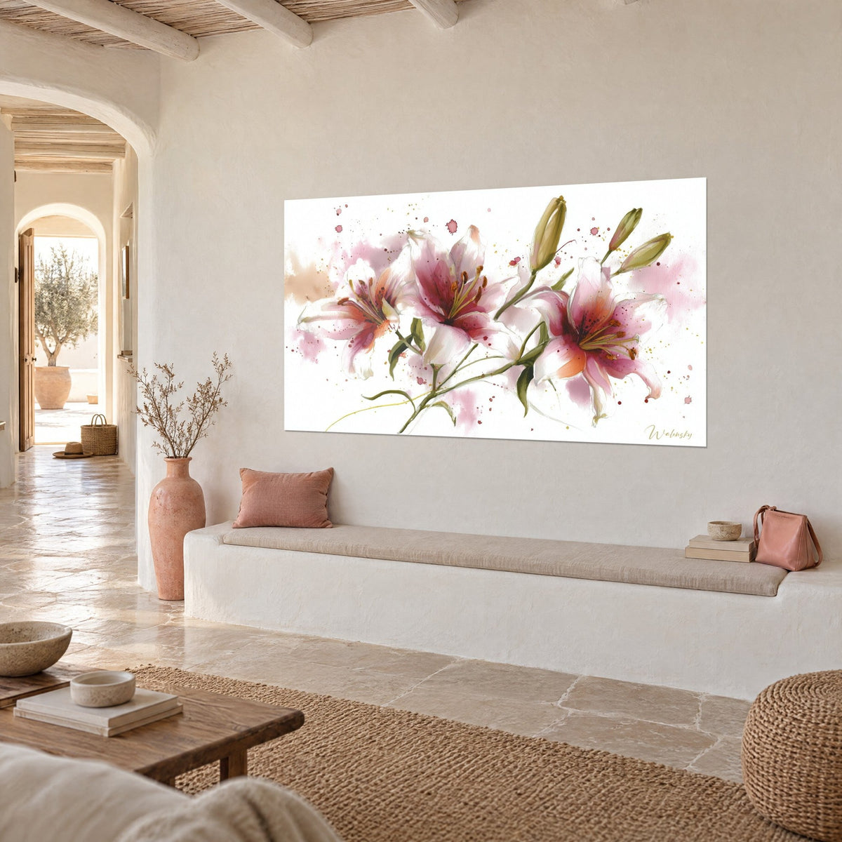 Tableau fleurs de lis ivoire et rose fuchsia, boutons verts allongés sur tiges, taches dorées, mur crème et banquette en plâtre blanc
