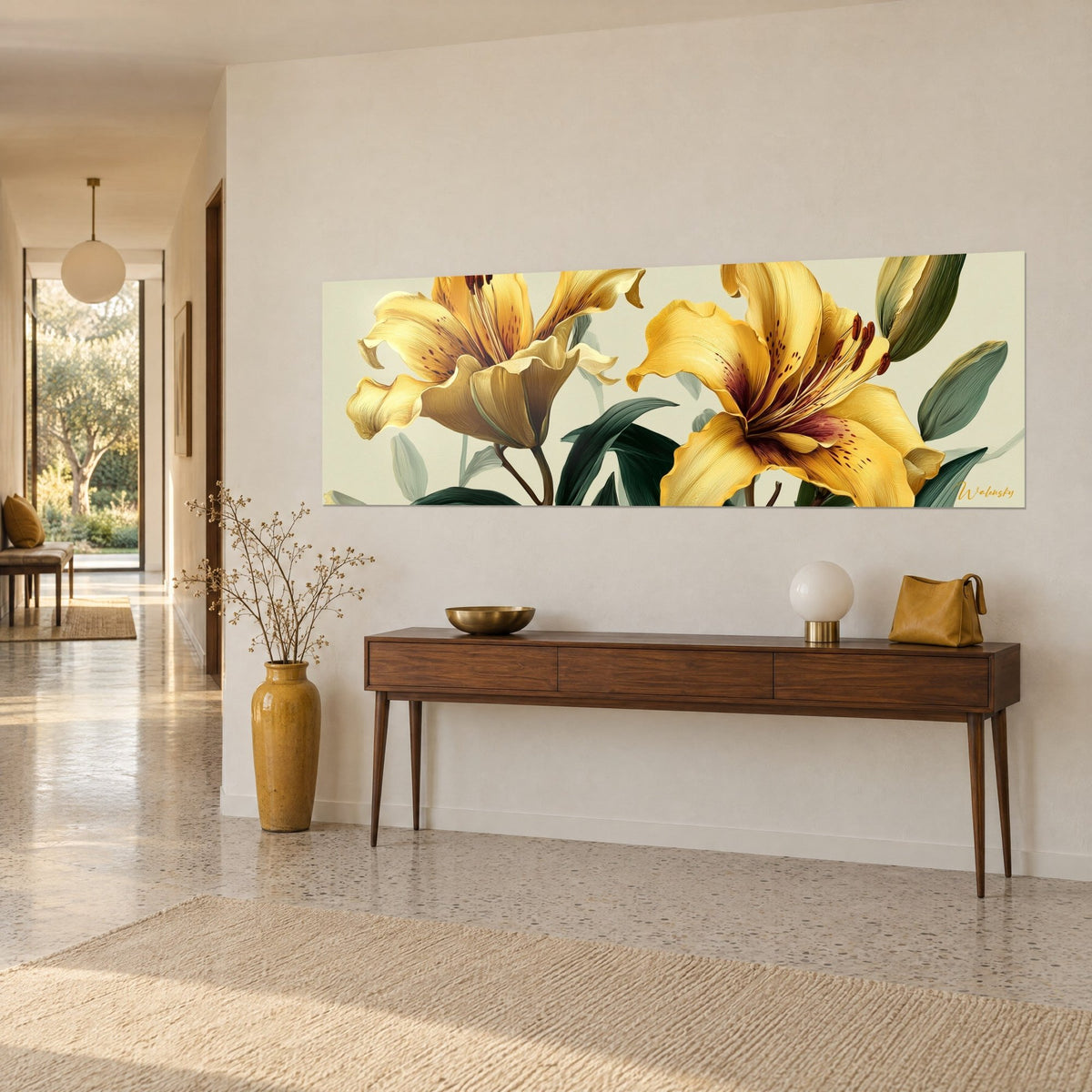 Tableau fleurs de lis safran aux étamines brunes sur fond crème, feuilles vert profond, au-dessus d'une console en bois