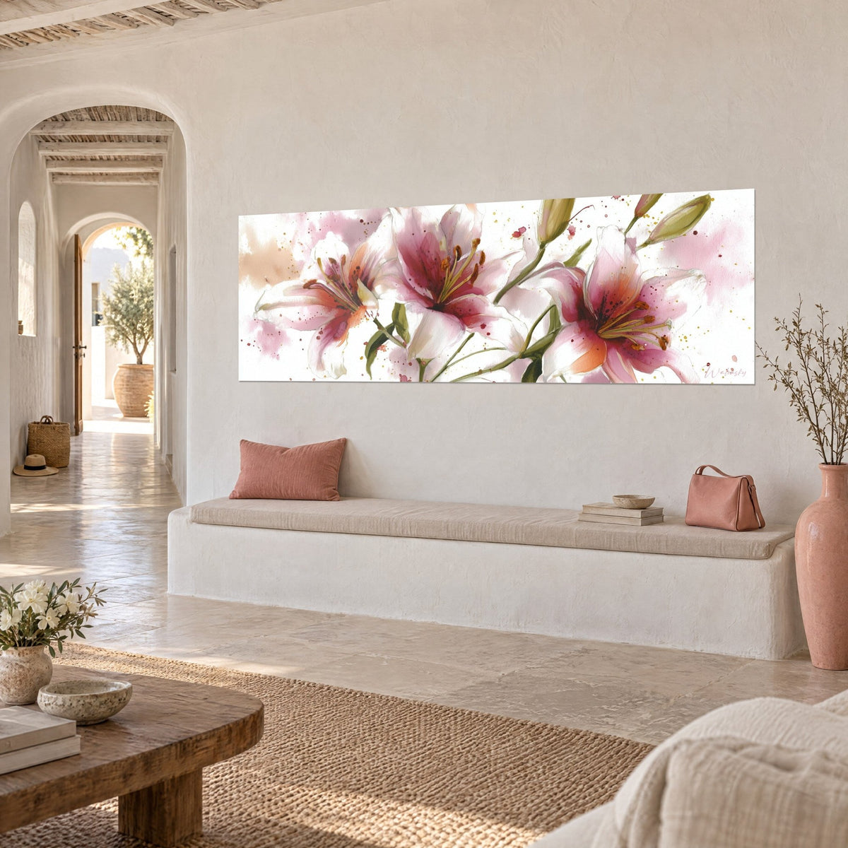 Tableau fleurs de lis en aquarelle, pétales ivoire et pourpre, étamines orangées, sur mur chaux, banquette en pierre claire