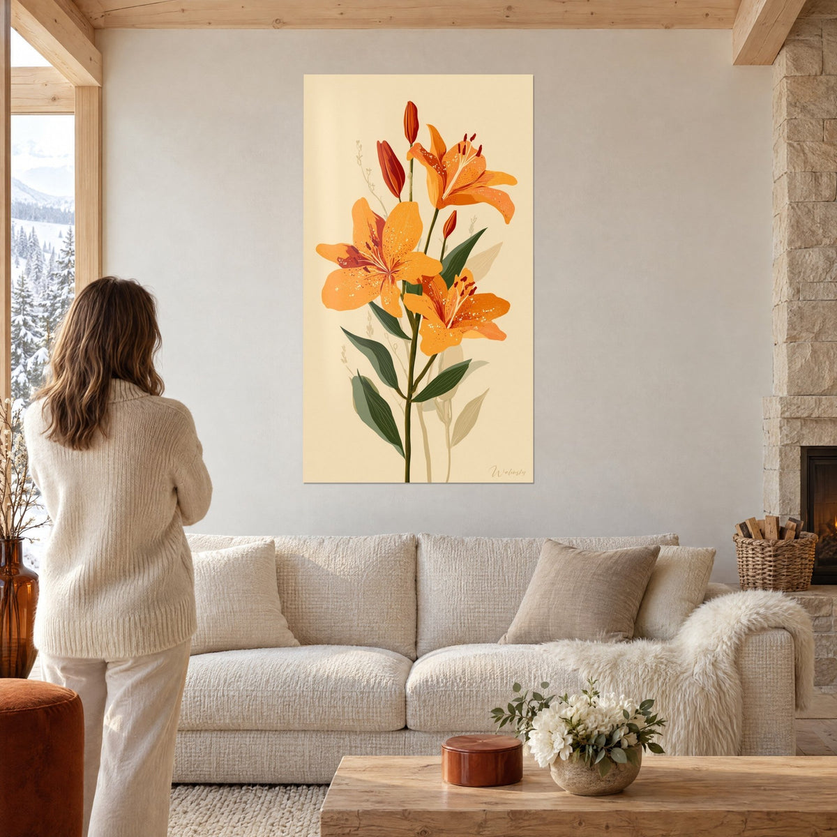 Tableau lys orange aux pétales tachetés et feuilles vert sapin, fond crème, au-dessus d'un canapé dans un salon lumineux