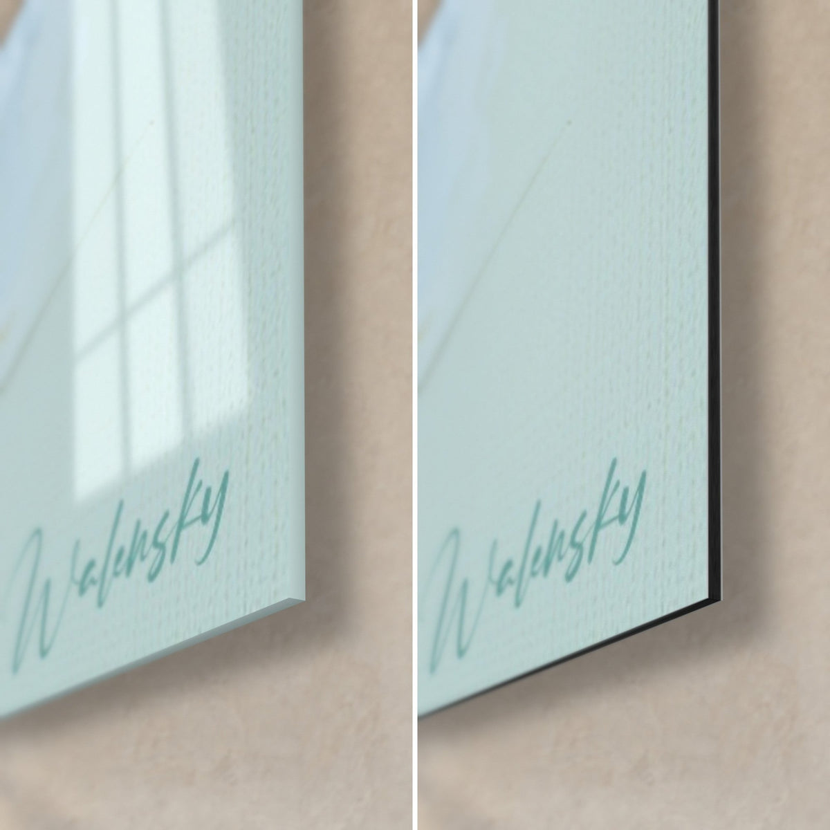 Tableau fleurs blanches peintes, coin bas droit : verre acrylique brillant aux reflets et alu Dibond noir mat, signature turquoise Walensky