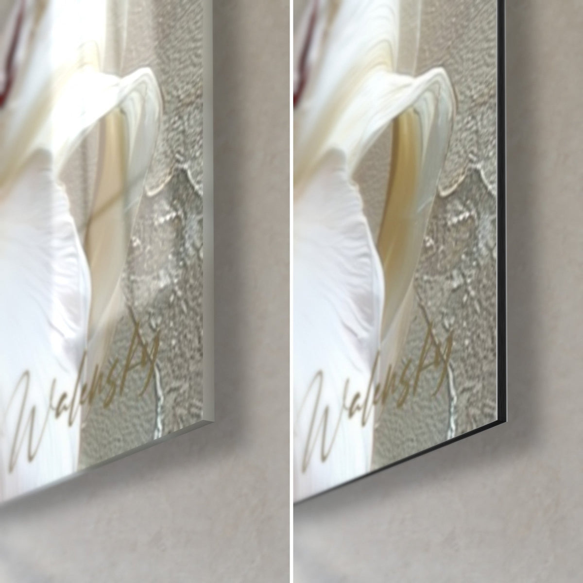 Tableau fleur de lys ivoire, coin bas droit : verre acrylique brillant à gauche, alu Dibond mat gris-or à droite, tranche de 3 mm