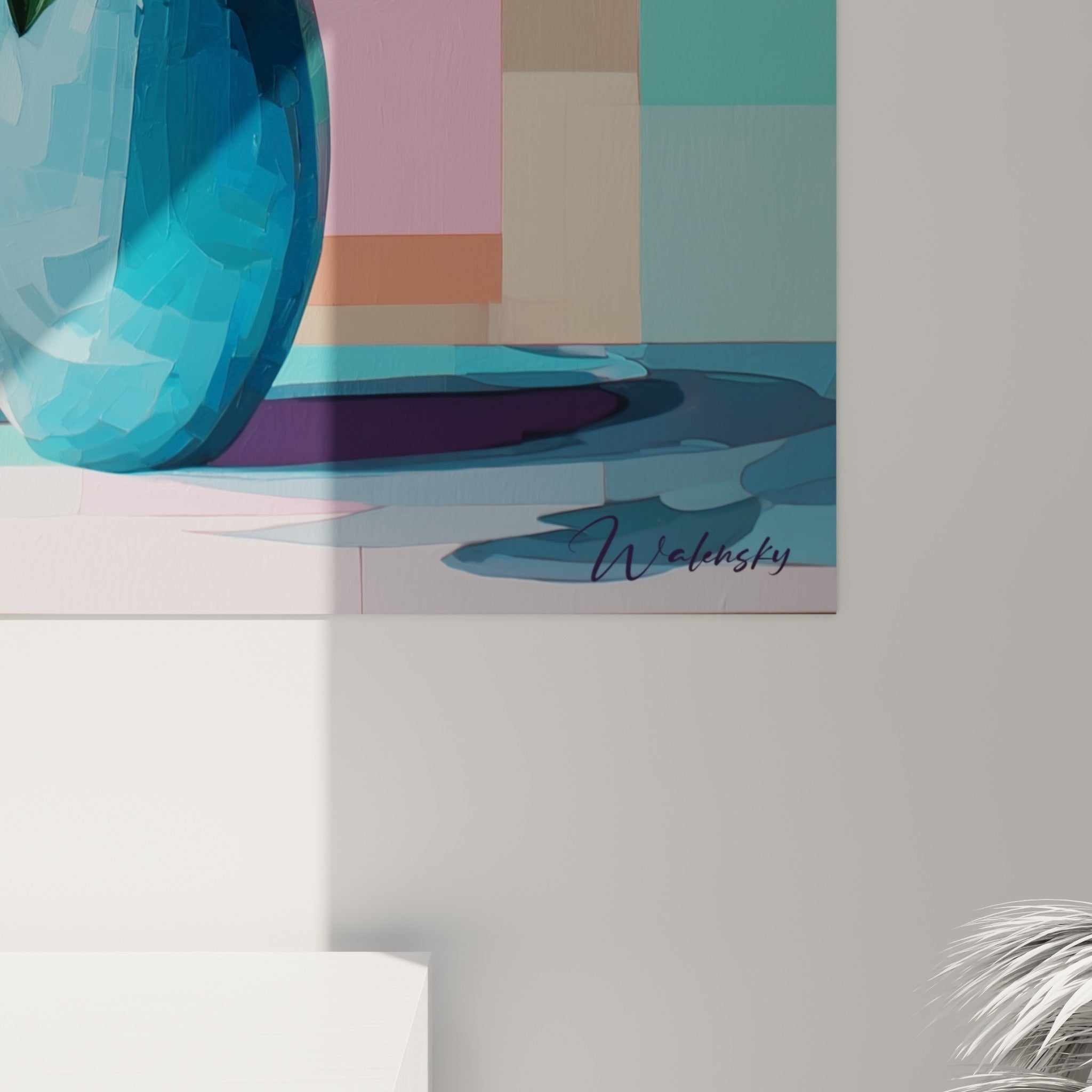 Empâtements de peinture sur pétales roses et vase turquoise du tableau lys accroché au mur