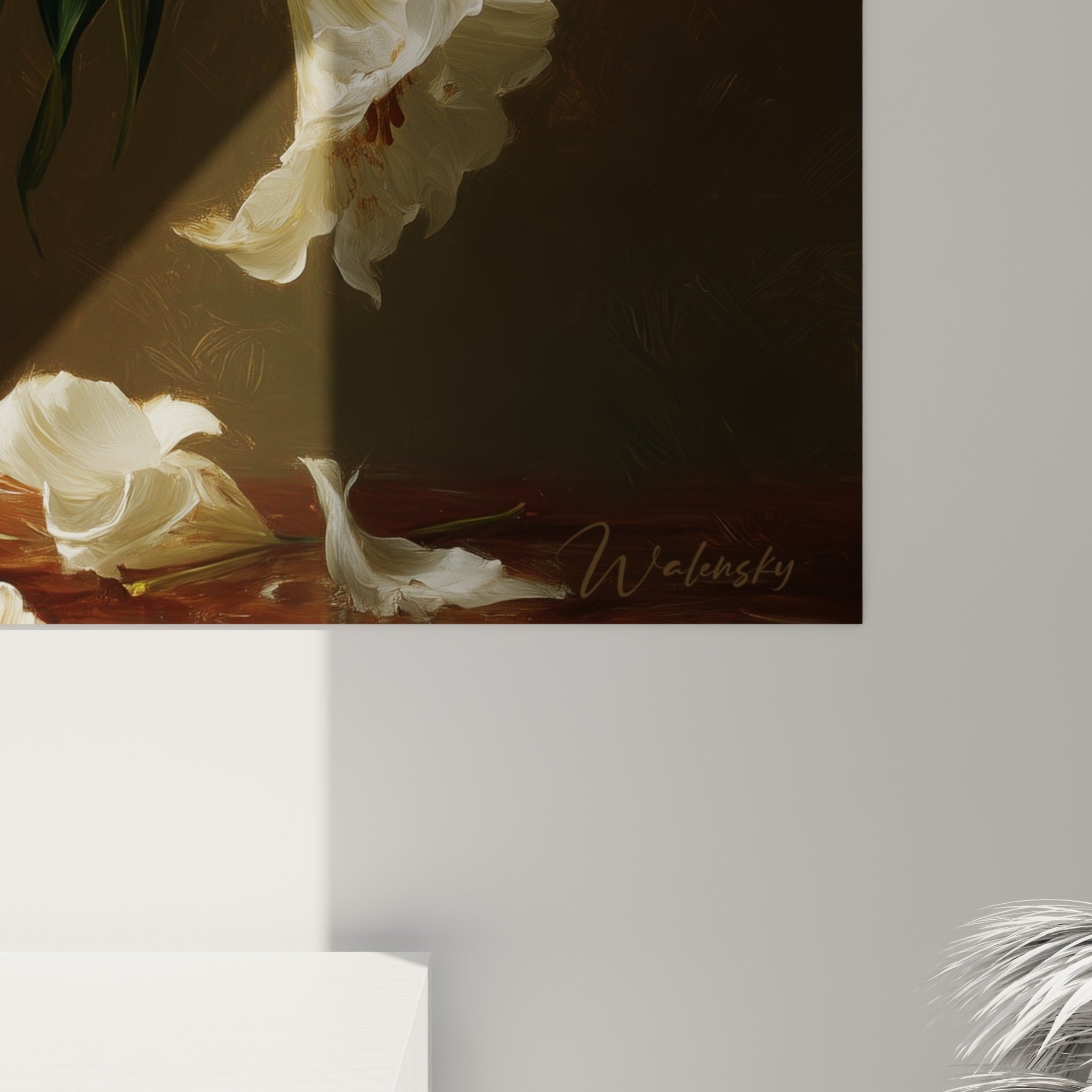 Pétales de lys blanc et étamines dorées révèlent la texture picturale, empâtements et coulures de peinture visibles de près