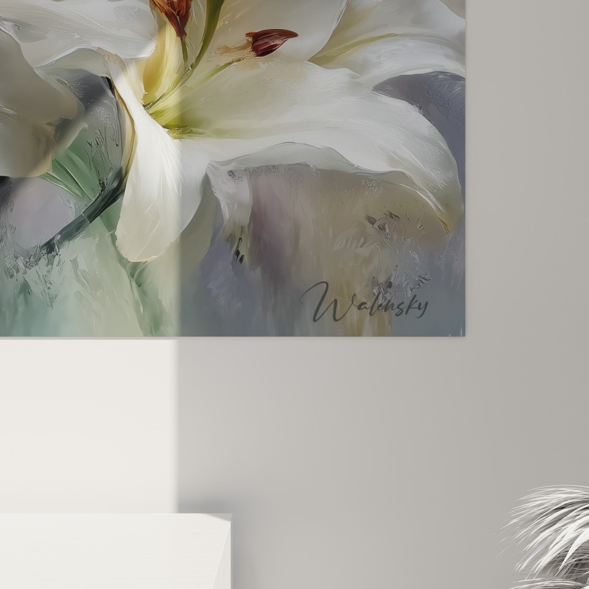 Détail des pétales blancs et gris bleuté du lys, texture picturale et empâtements visibles de près