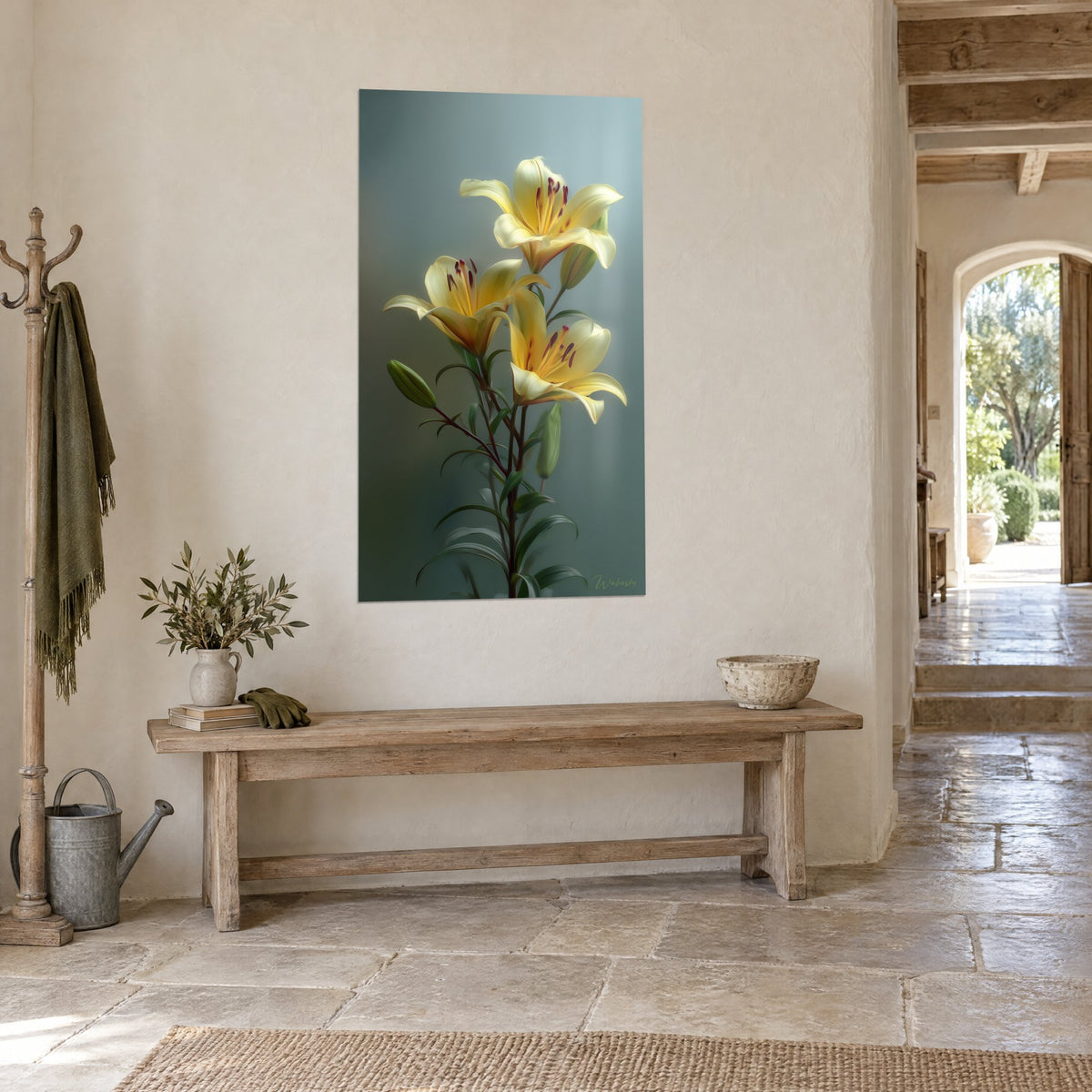 Tableau trois fleurs jaune pâle et boutons verts sur fond gris-bleu, au-dessus d'un banc, maison en pierre