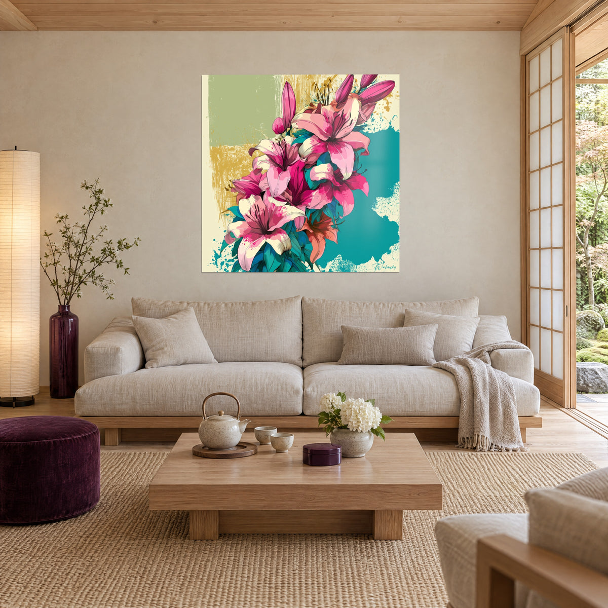 Tableau bouquet de lys roses sur fond vert sauge et turquoise, éclaboussures dorées, au-dessus d'un canapé dans un salon lumineux