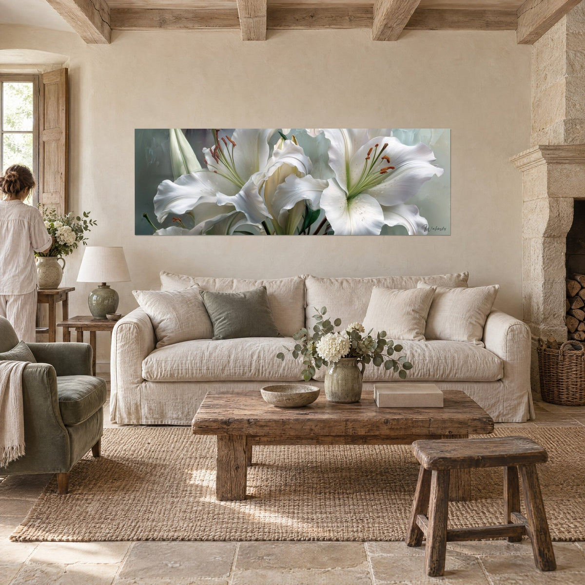 Tableau lys blancs panoramique aux étamines rousses, pétales ourlés sur fond vert-de-gris, au-dessus d'un canapé dans un salon lumineux