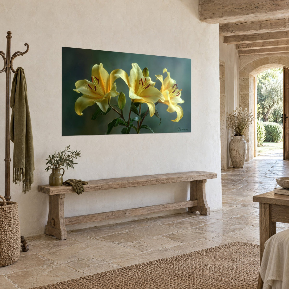 Tableau bouquet de trois lis couleur beurre et pétales ourlés, feuilles vert sombre, dans une demeure en pierre claire