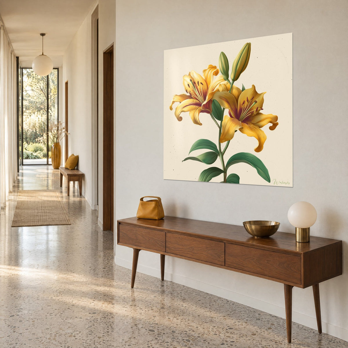 Tableau fleur de lis jaune moutarde sur fond crème, deux boutons verts effilés, au bout d'un couloir de maison années 50