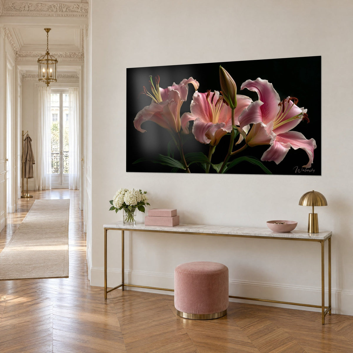 Tableau trois fleurs de lis rose pâle et un bourgeon vert fermé sur noir, présenté sur un mur crème haussmannien