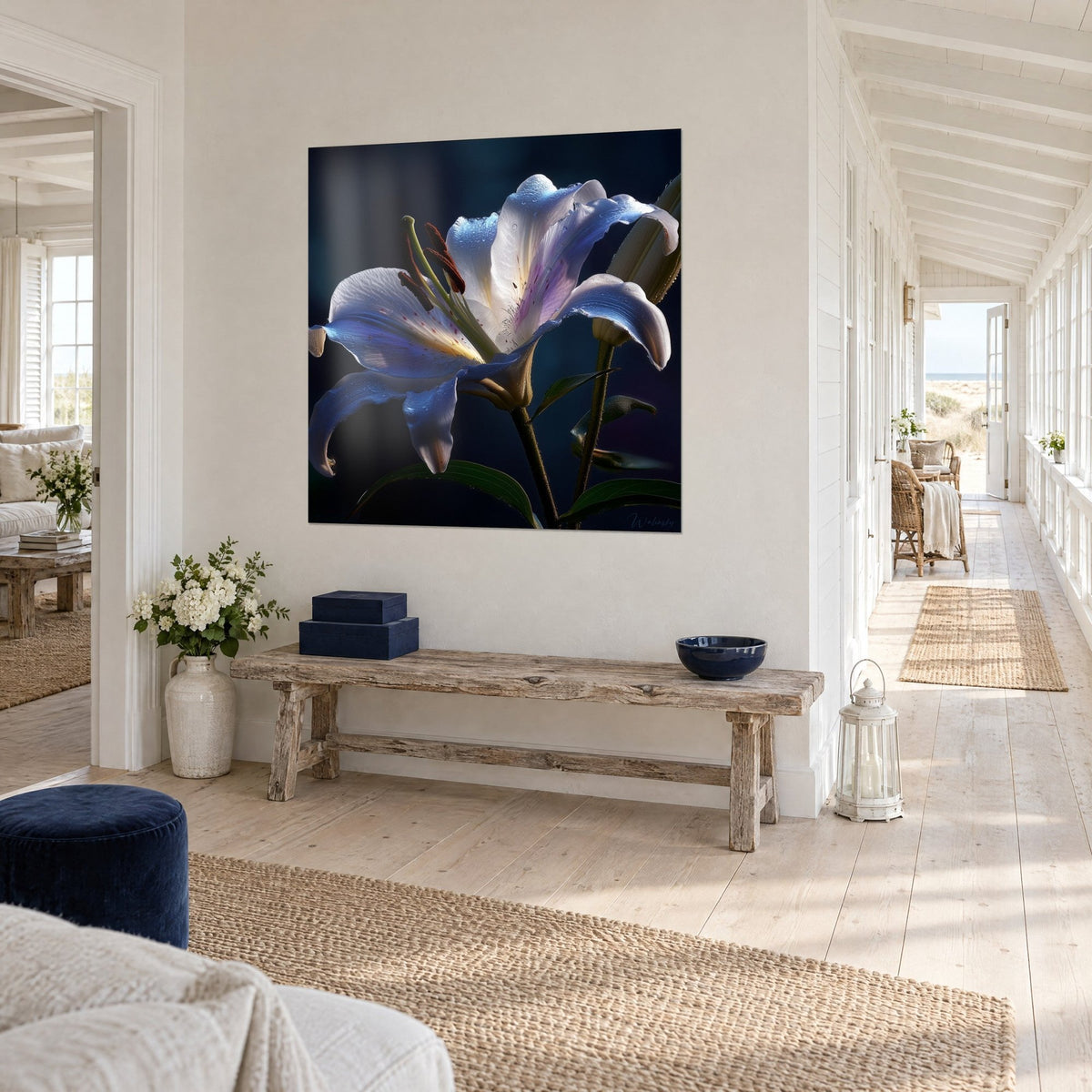 Tableau fleur de lis nacrée, gouttes de rosée sur pétales bleu pervenche et crème, tige verte, couloir clair en bord de mer