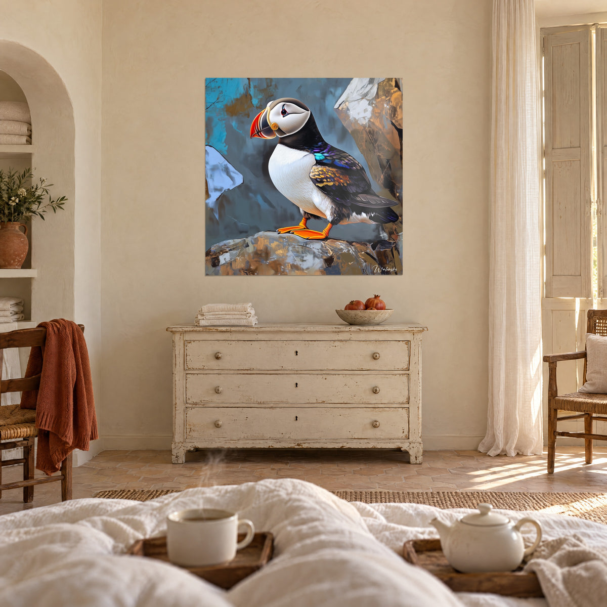 Quadro pinguino artico dal becco rosso e nero, ali iridescenti blu e oro su fondo grigio, sopra un letto in una camera luminosa