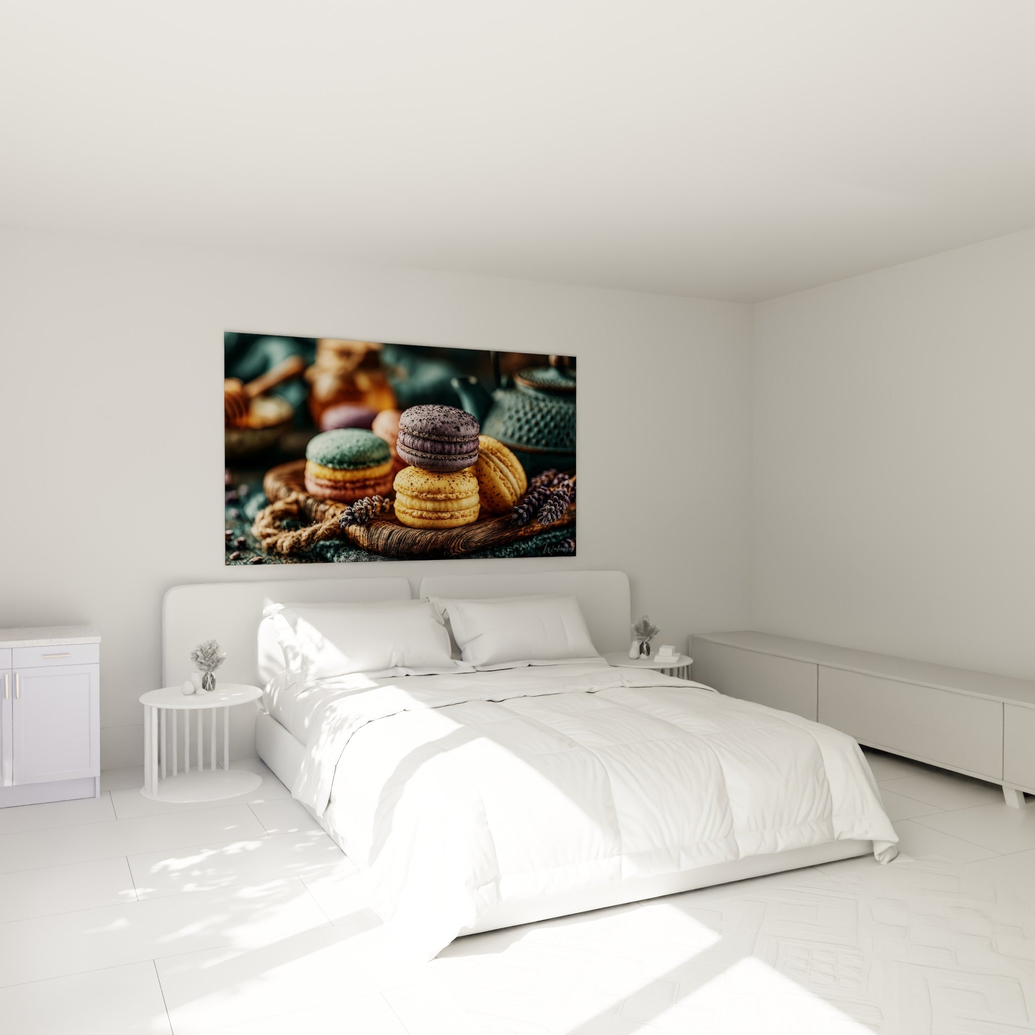 Macarons anthracite et dorés en pile, lavande séchée, accrochés au-dessus d'un lit dans une chambre claire