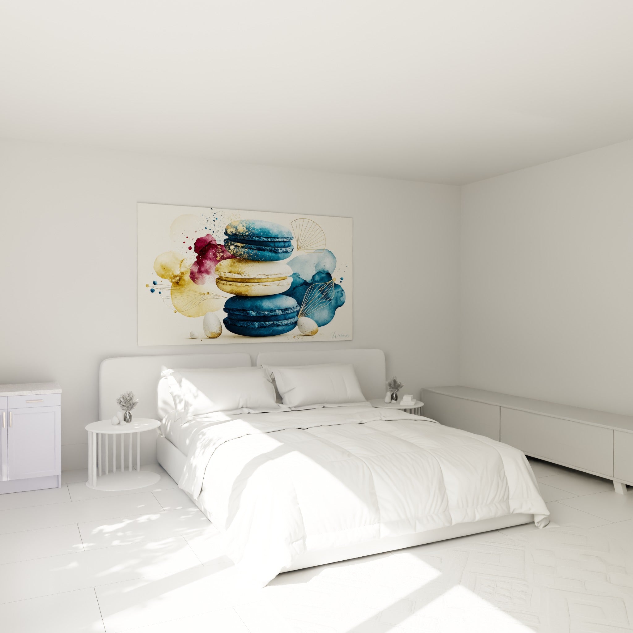 Trois macarons bleu marine et dorés au-dessus d'un lit dans une chambre claire et apaisante