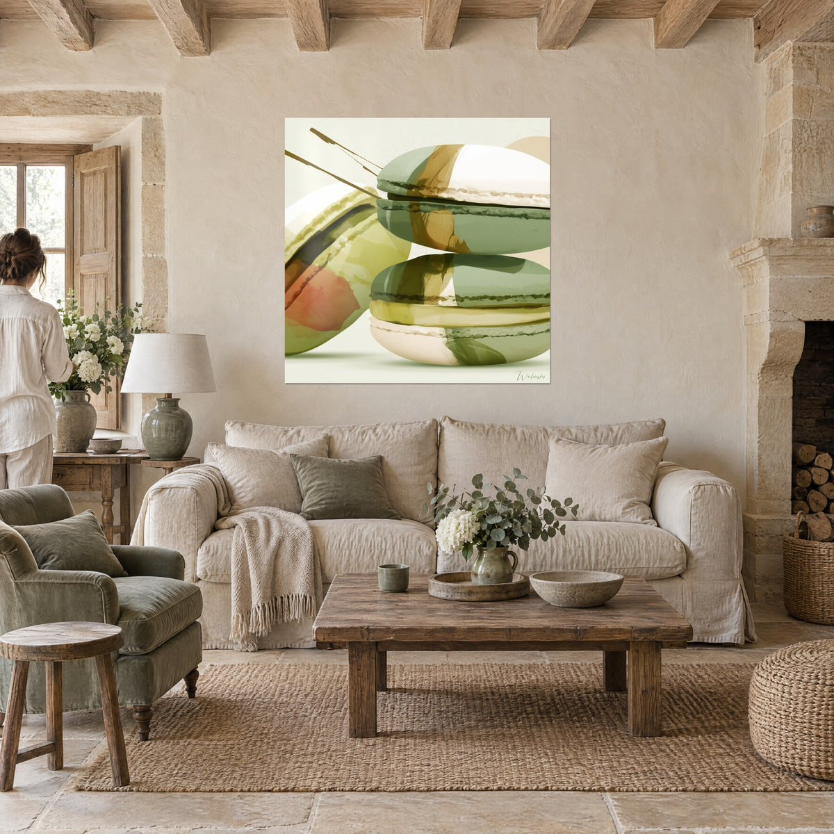 Quadro macarons impilati verde salvia e ocra, spruzzo corallo, tratti sottili e filiformi, sopra un divano in un soggiorno luminoso