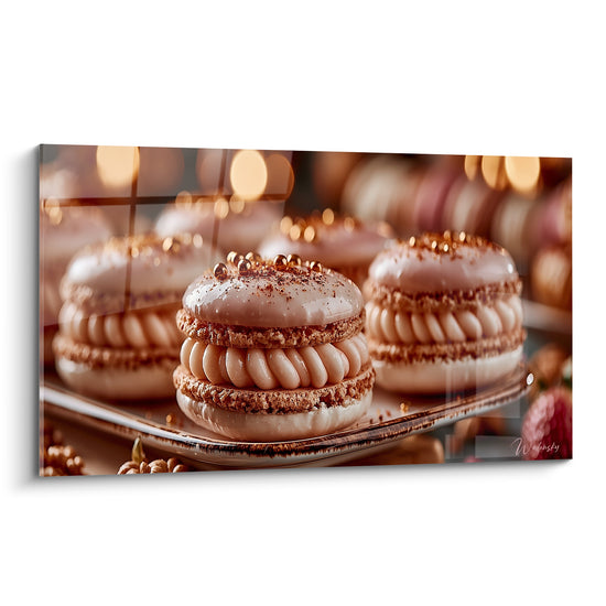 Macaron beige et cuivré, crème torsadée et perles dorées, coque texturée en gros plan net