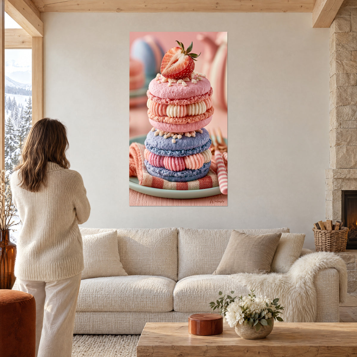 Tableau macaron empilé, coques rose bonbon et bleu lavande, fraise coupée en haut, au-dessus d'un canapé dans un salon lumineux