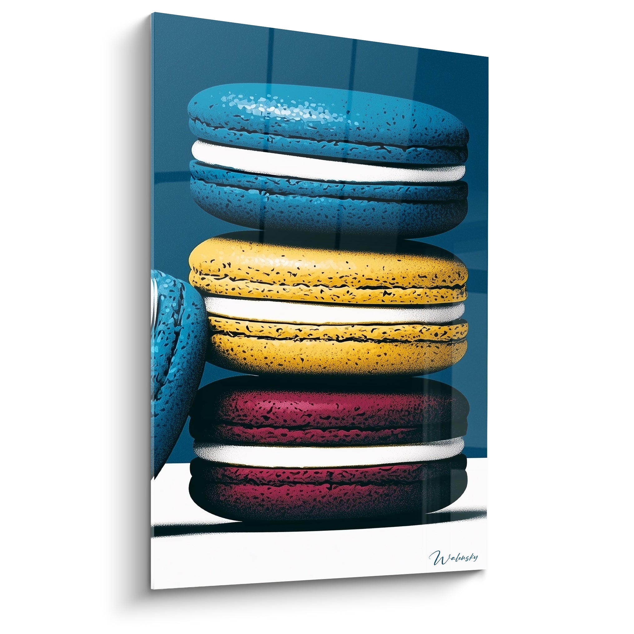 Trois macarons empilés bleu marine, doré et bordeaux sur fond bleu carrelé