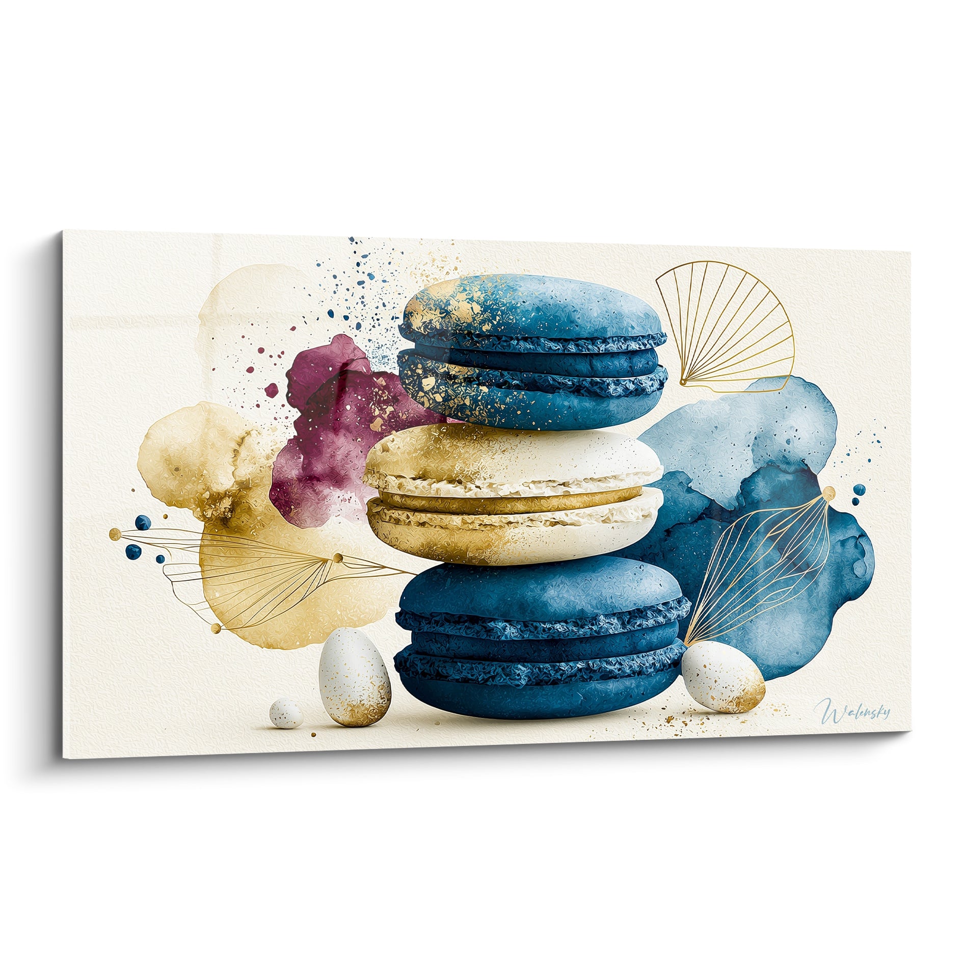 Macarons empilés bleu marine et doré sur fond crème avec éclaboussures aquarelle pourpres