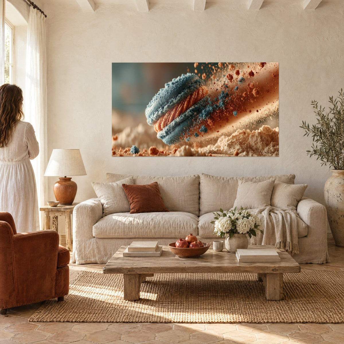 Tableau macaron bleu turquoise à ganache orange torsadée, nuage de poudre brune, une femme de dos, au-dessus d'un canapé dans un salon lumineux