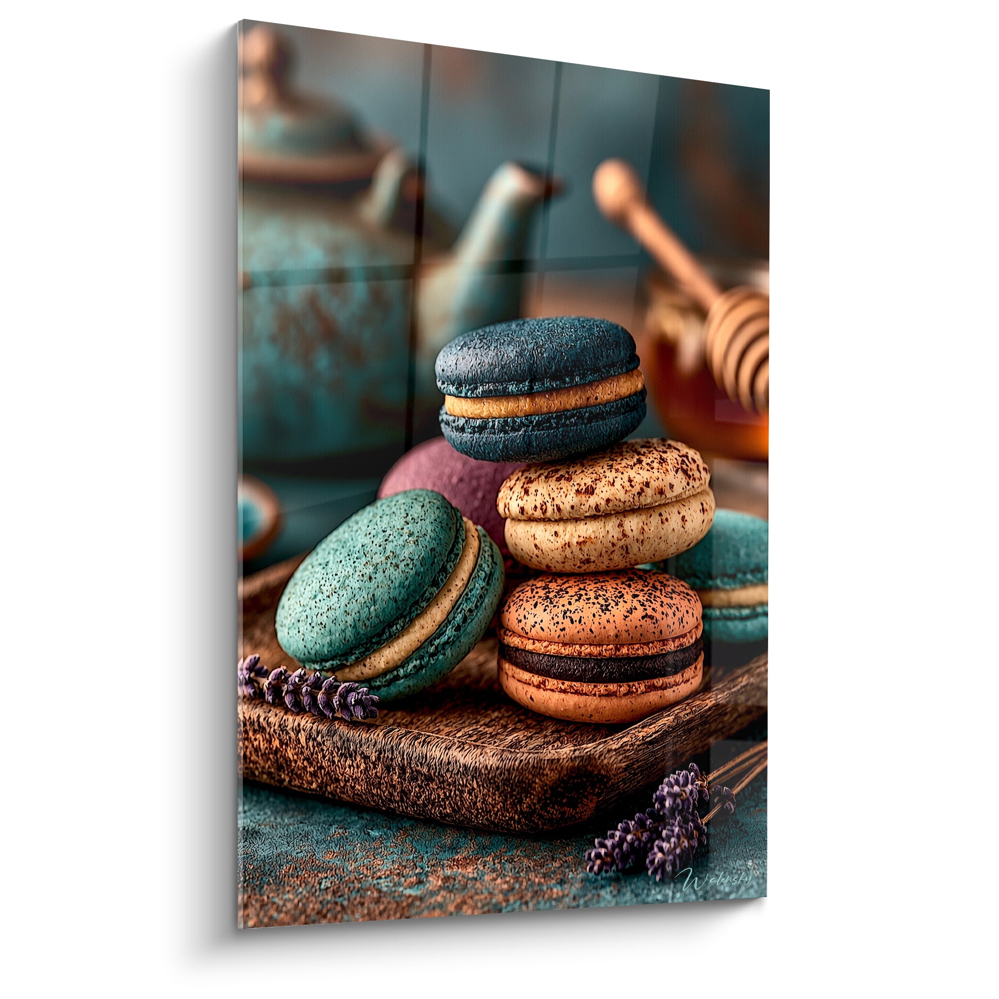 Macarons empilés bleu pétrole et cuivré sur plateau en bois avec brins de lavande violette