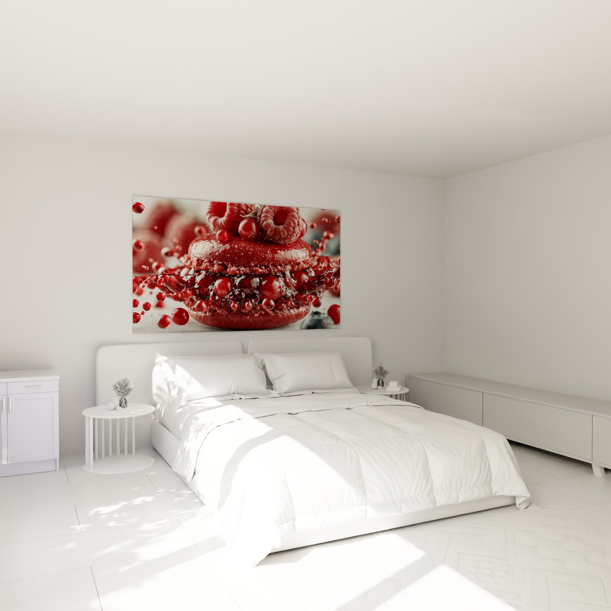 Framboises givrées et macaron bordeaux éclaté au-dessus d'un lit dans une chambre claire