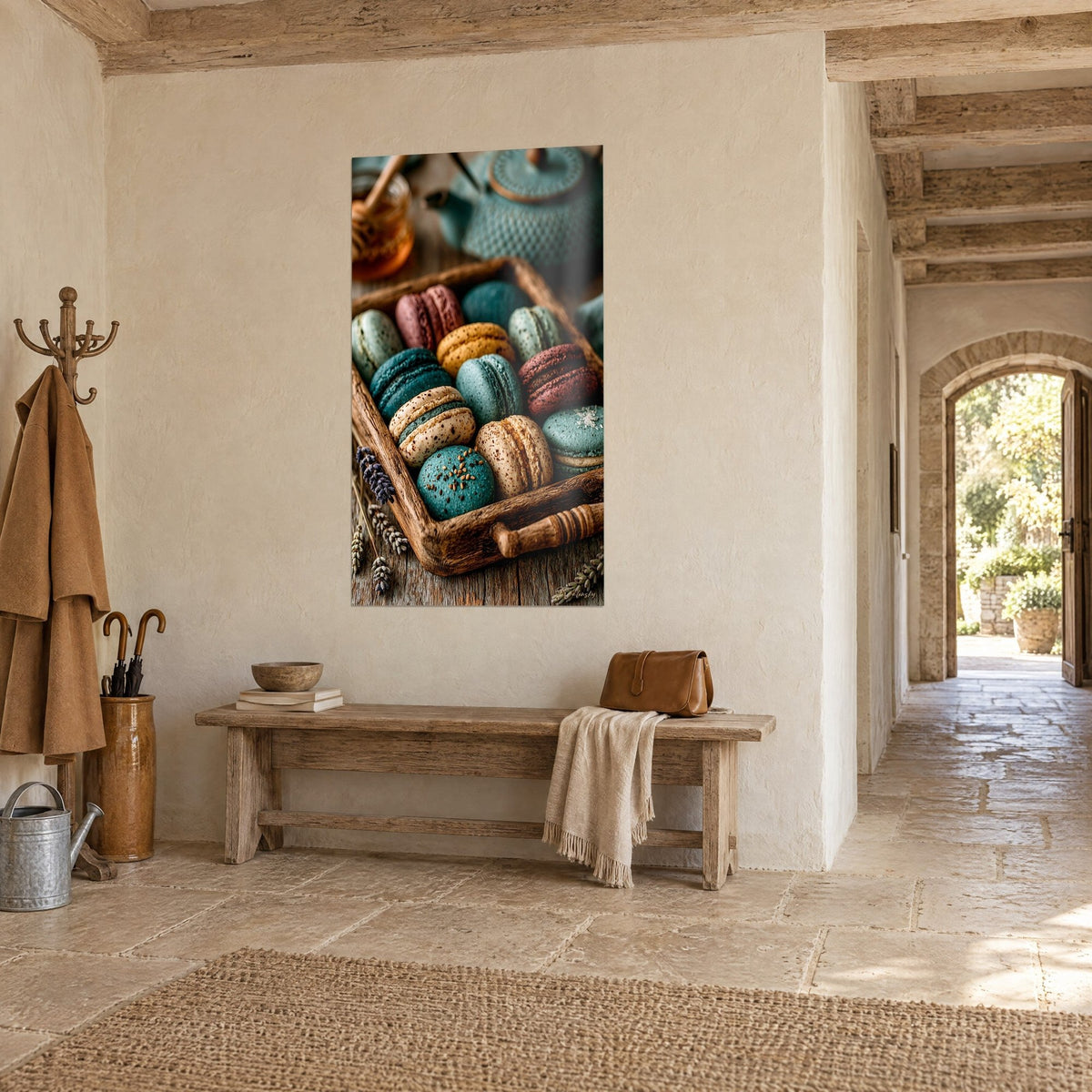 Quadro di vasetto di miele e teiera in ghisa blu petrolio sopra un vassoio di macarons marroni e turchesi, ingresso in pietra chiara