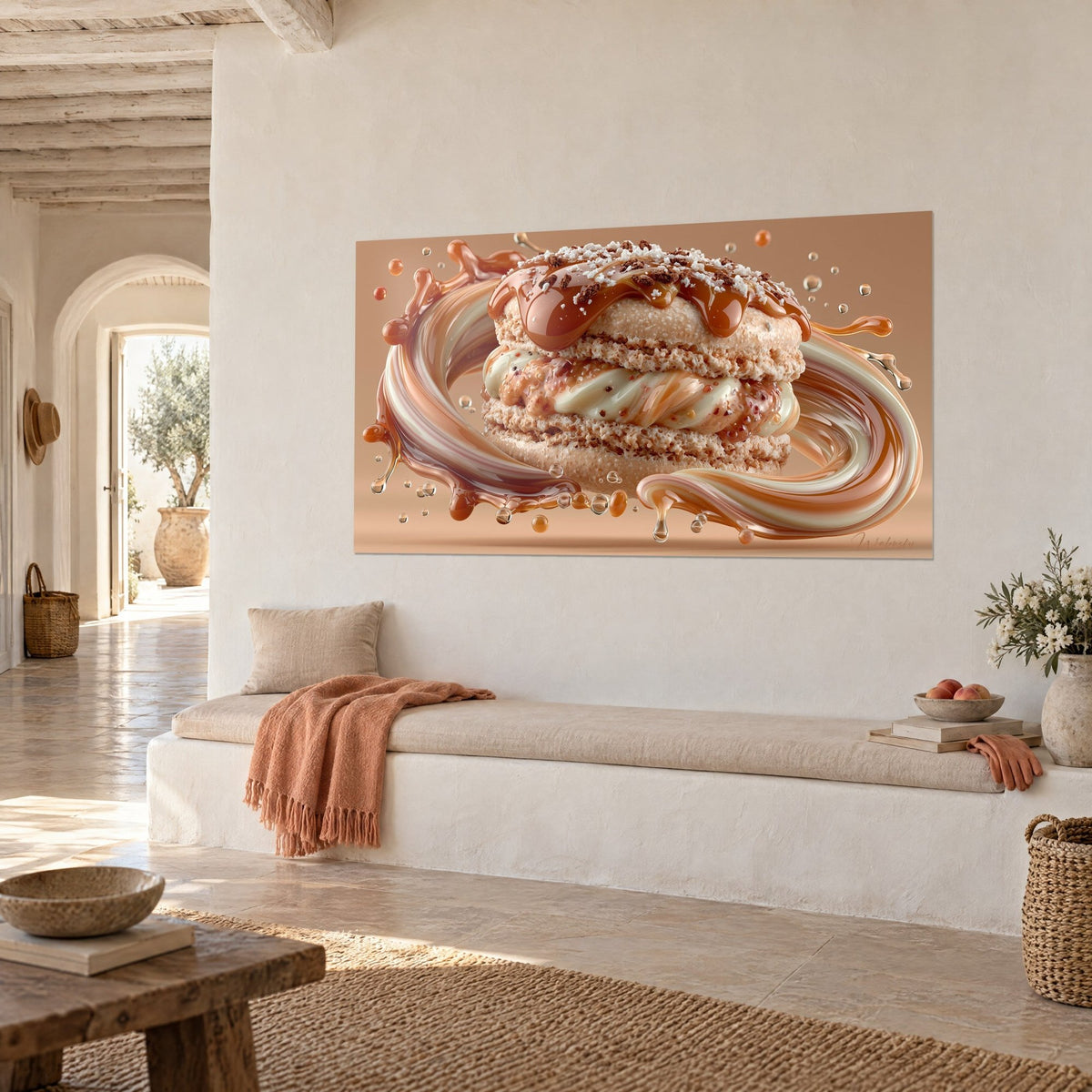 Tableau biscuit praliné et crème blanche torsadée, éclaboussures ambrées sur fond sable, mur blanc d'une maison méditerranéenne