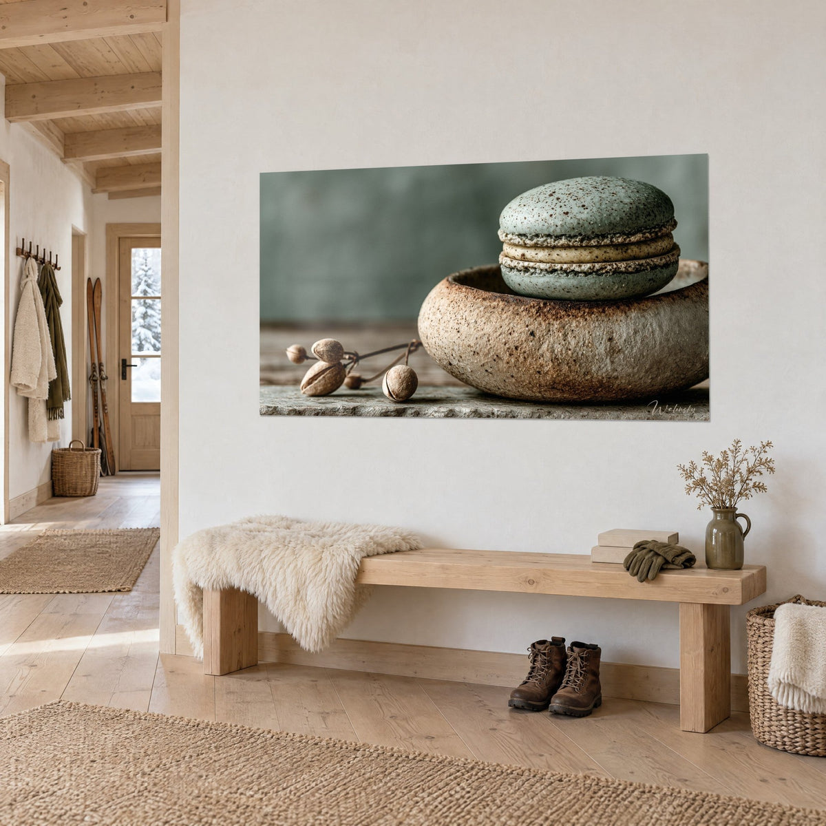 Tableau gourmandise pistache aux grains bruns, nichée dans un bol de grès roussi, avec un banc en bois clair, dans un chalet