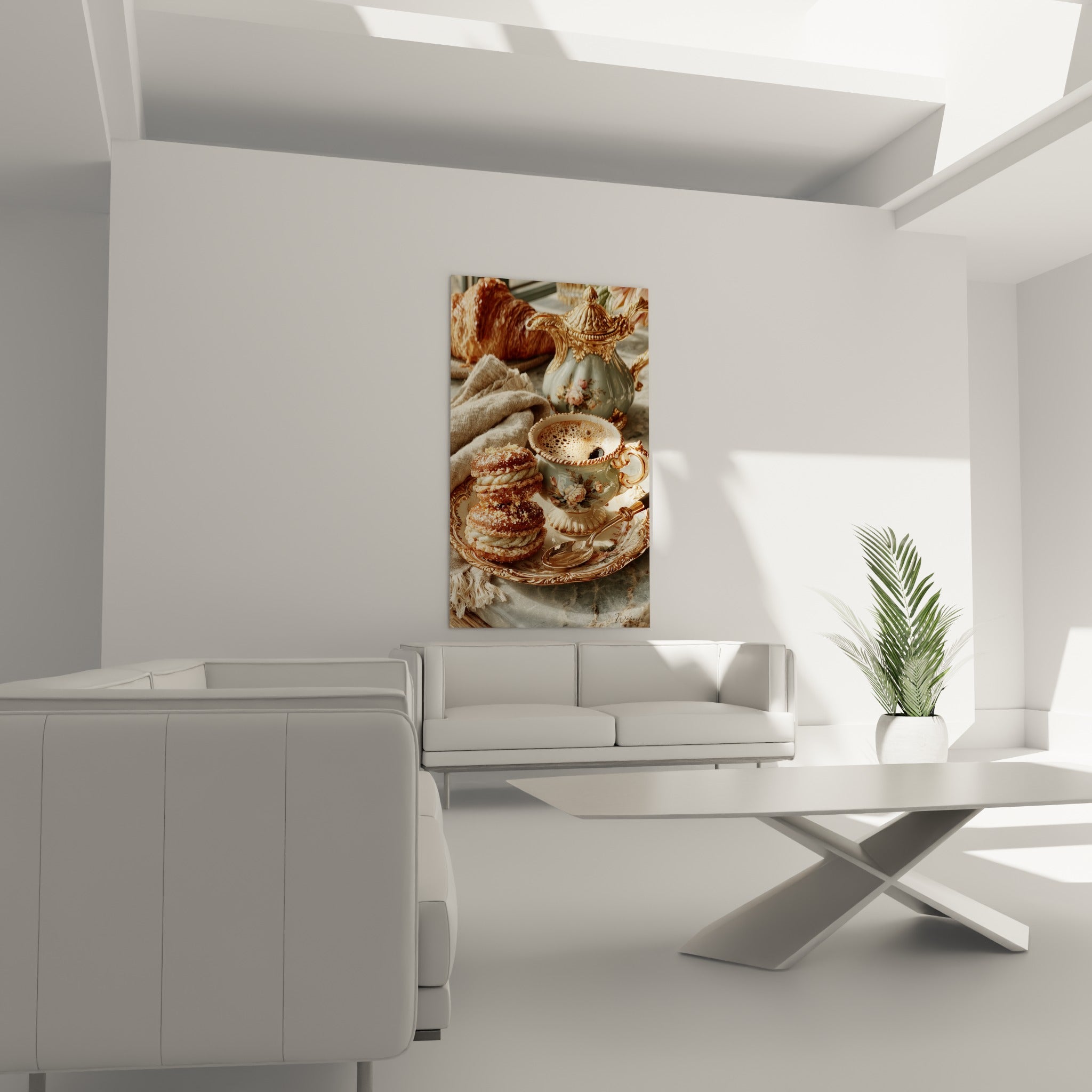 Café mousseux et macarons ocre accompagnent un canapé dans un salon lumineux et raffiné