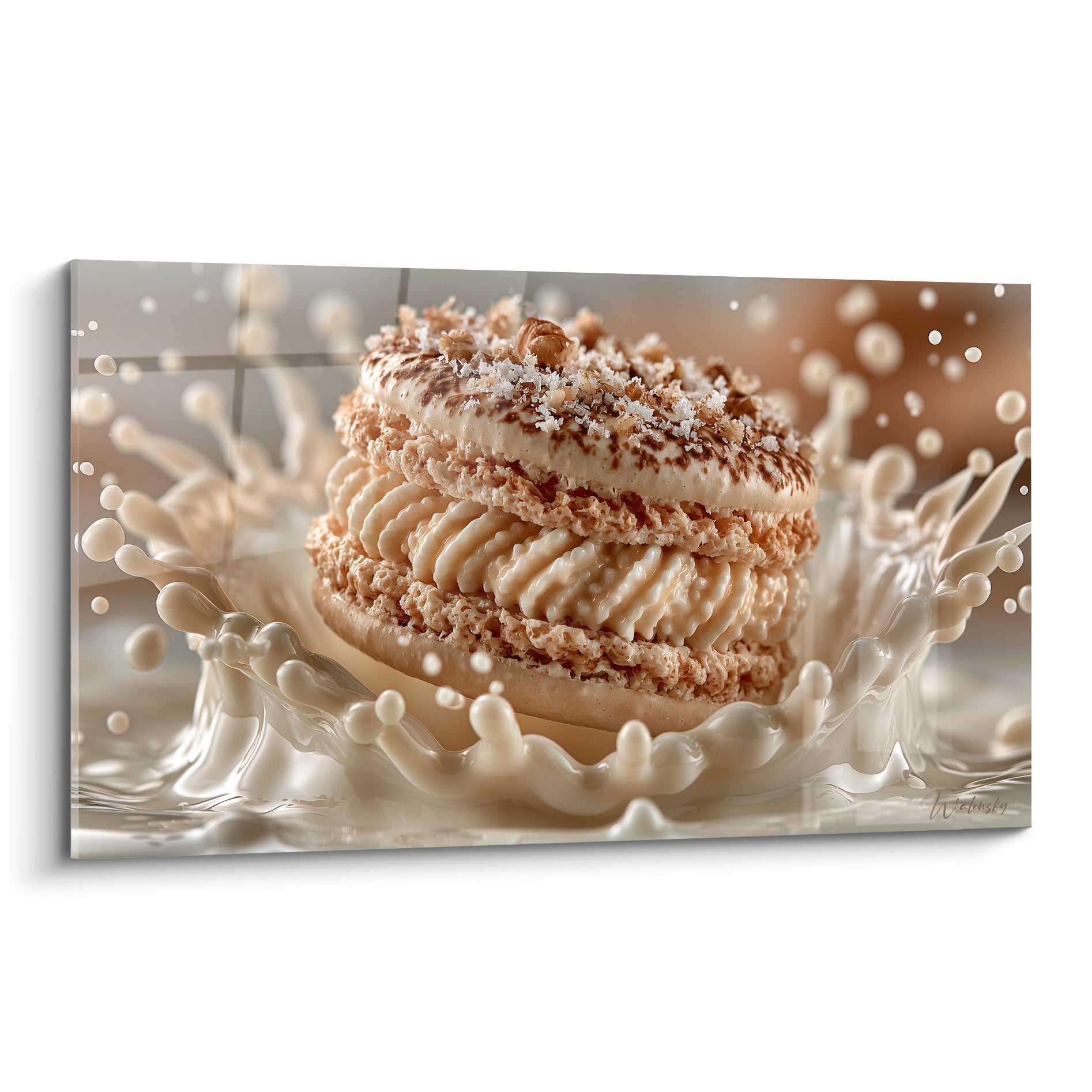 Macaron caramel garni de noisettes surgit d'une éclaboussure de lait blanc et beige crémeux