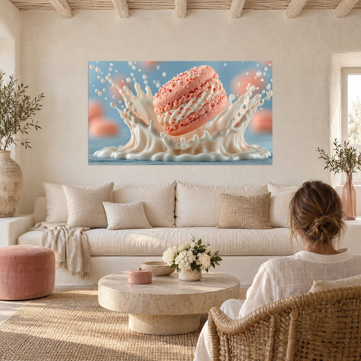 Tableau macaron corail suspendu dans une couronne de crème blanche et gouttes sur fond bleu ciel, au-dessus d'un canapé dans un salon lumineux